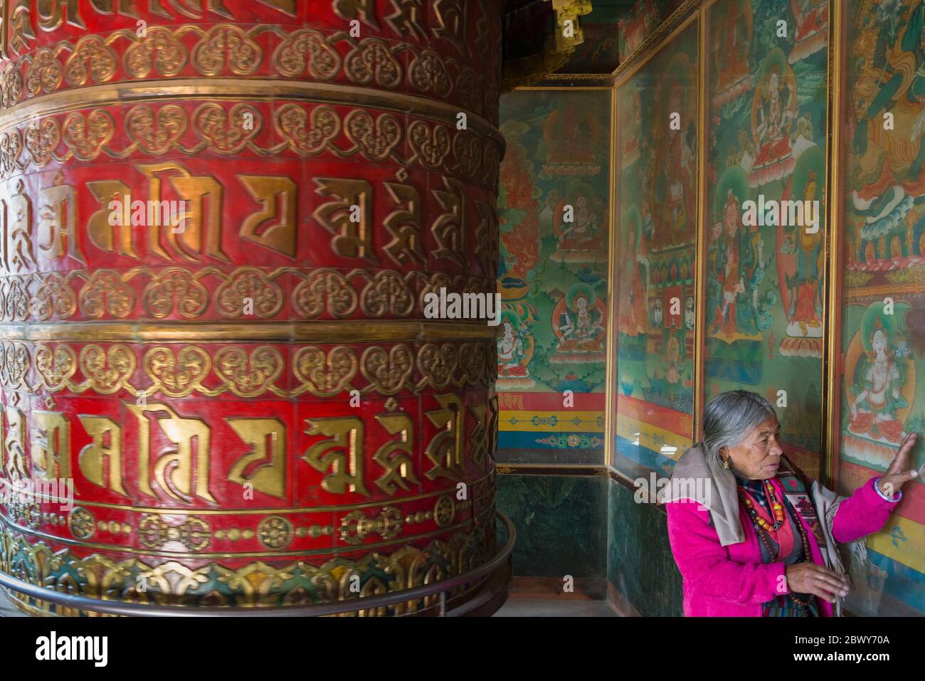 Buddhistischer Pilger betet im buddhistischen Tempel in der Nähe des riesigen Gebetsrades in Kathmandu, Nepal Stockfoto