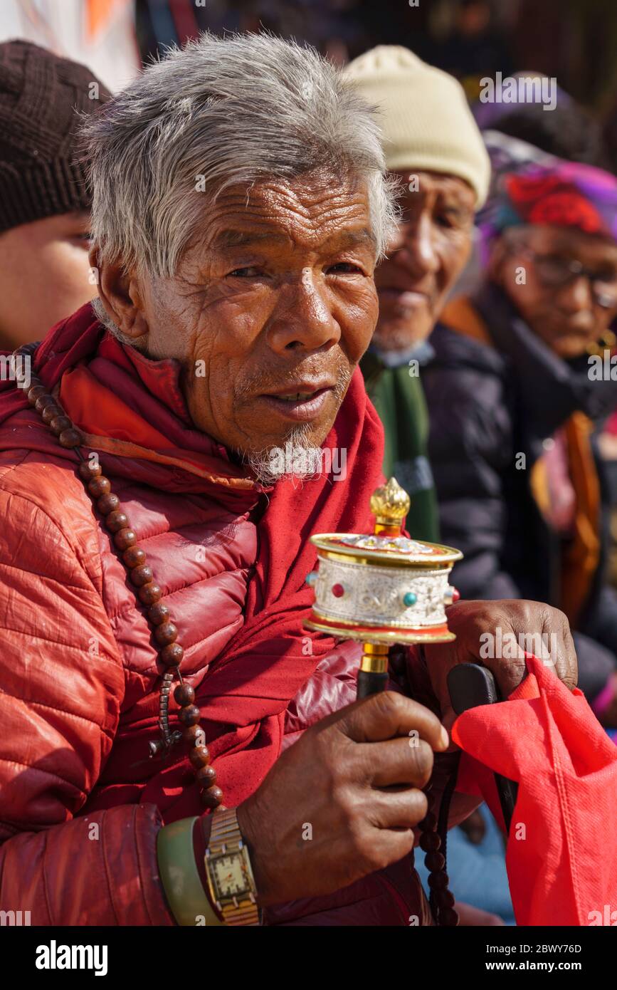 Buddhistischer Pilger mit Gebetsrad in Boudhanath Stupa in Kathmandu, Nepal. Stockfoto