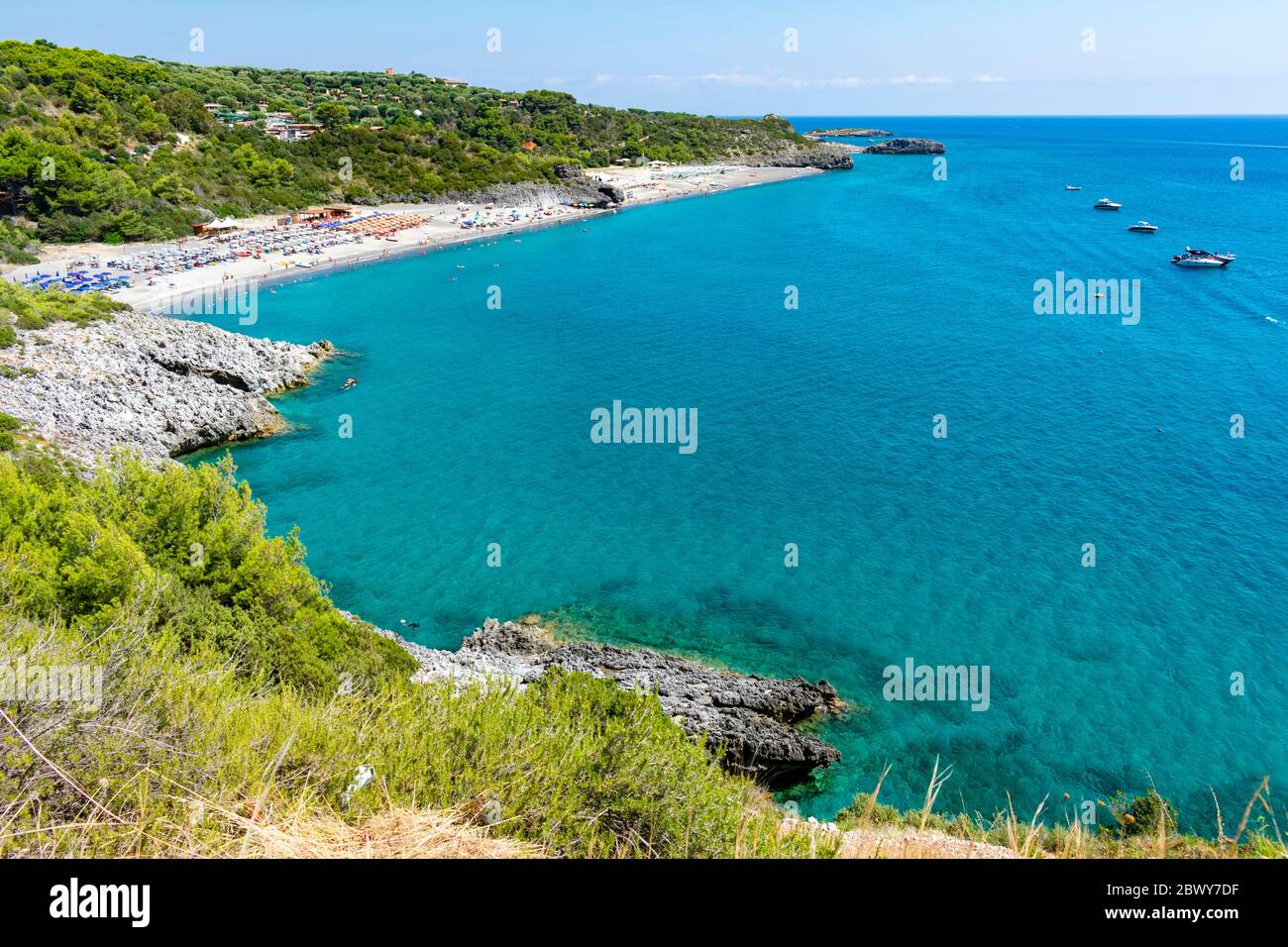 Italien, Kampanien, Marina di Camerota - 11. August 2019 - das türkisfarbene Meer von ​​Marina di Camerota Stockfoto