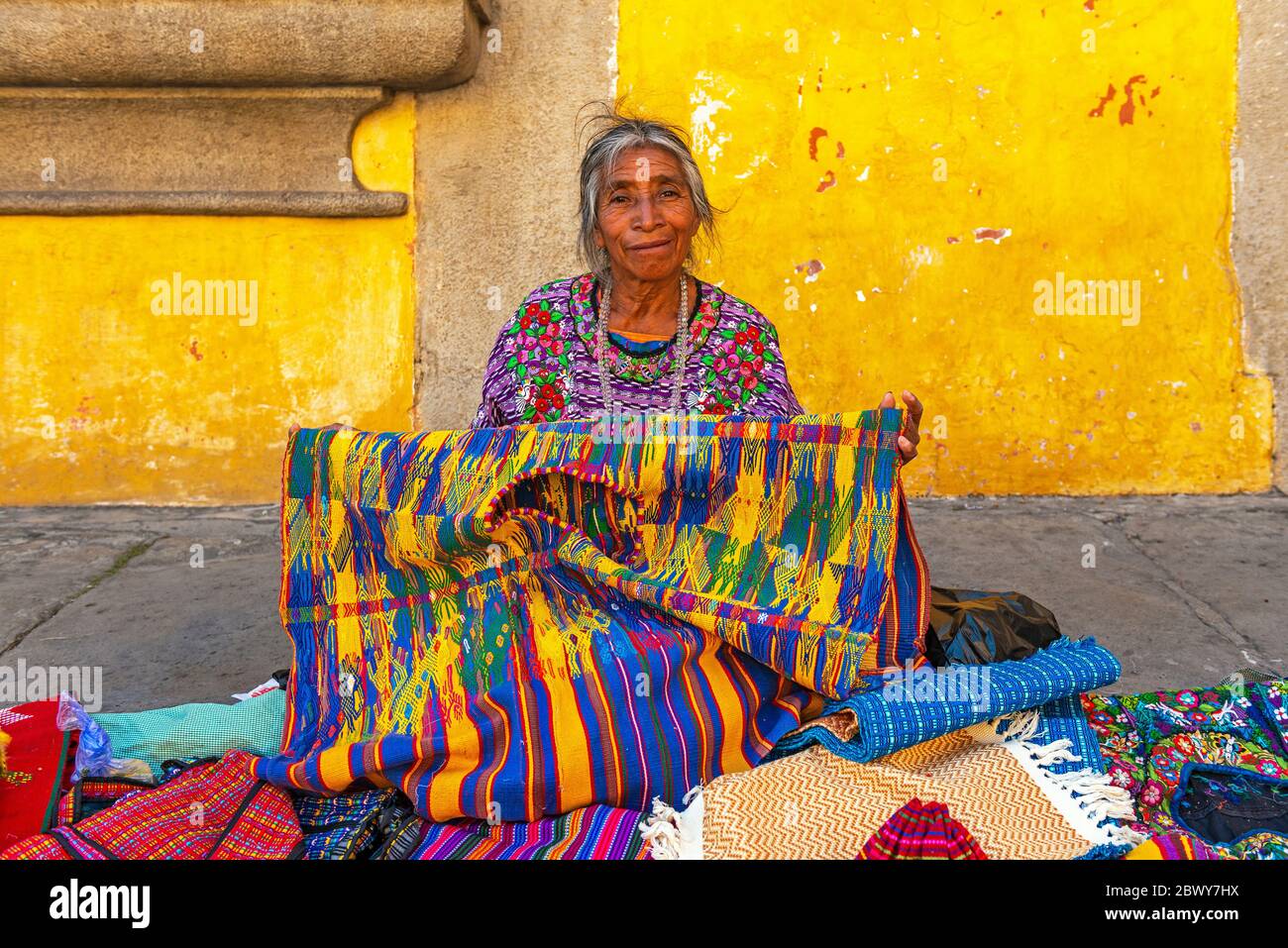 Einheimische Maya-Verkäuferin auf dem Kunsthandwerksmarkt von Antigua. Stockfoto