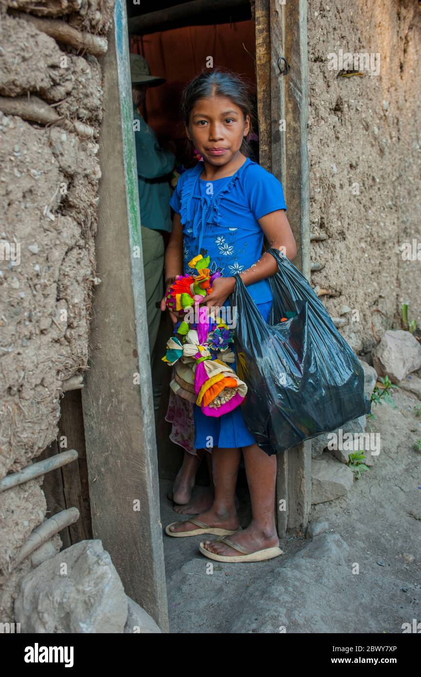 Ein Maya-Mädchen mit Maisschalen-Puppen im Dorf La Pinta in der Nähe von Copan, Honduras. Stockfoto