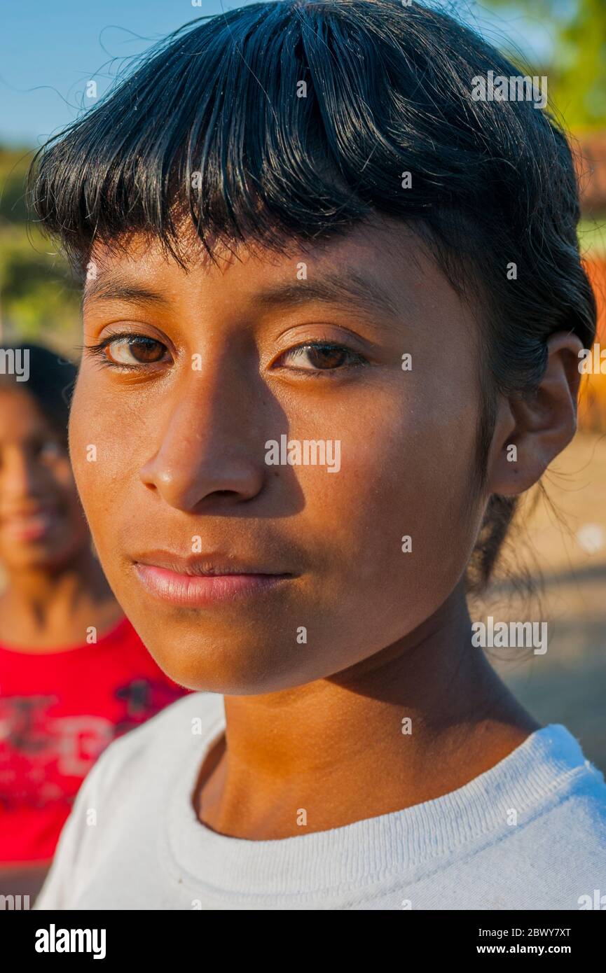 Porträt eines jungen Maya-Mädchens im Dorf La Pinta bei Copan, Honduras. Stockfoto