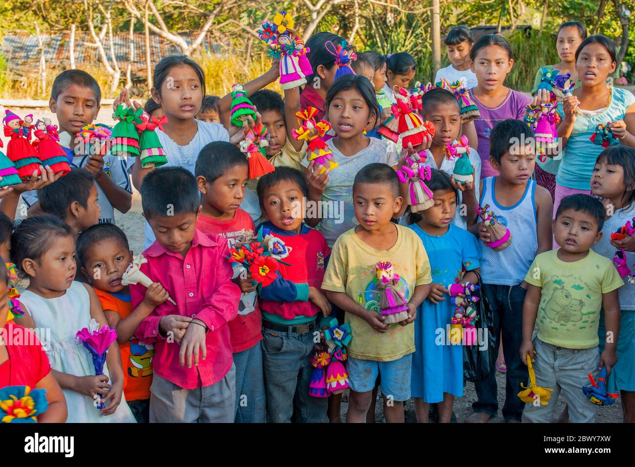Maya-Kinder mit Maisschalen-Puppen im Dorf La Pinta in der Nähe von Copan, Honduras. Stockfoto