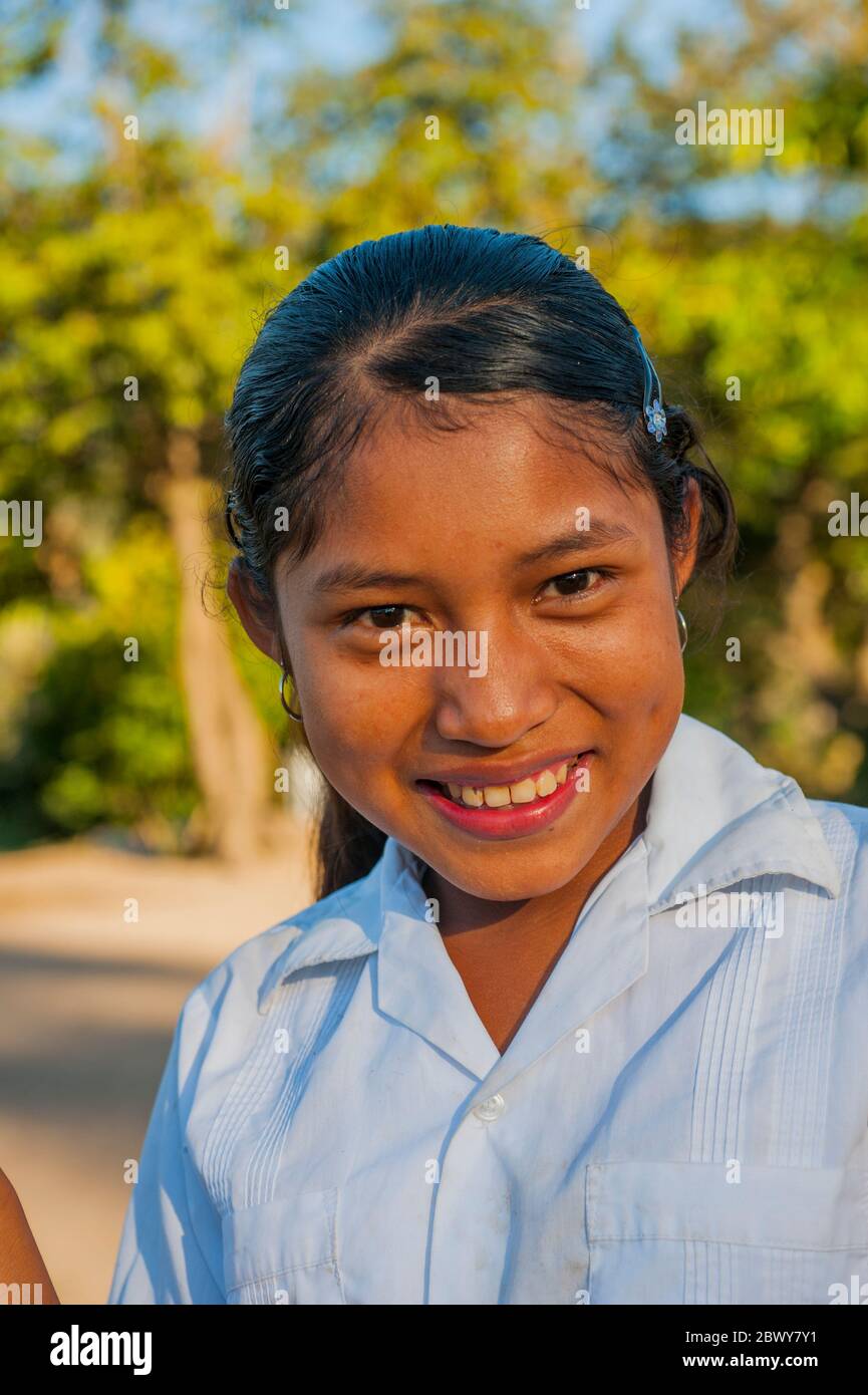 Porträt eines jungen Maya-Mädchens im Dorf La Pinta bei Copan, Honduras. Stockfoto