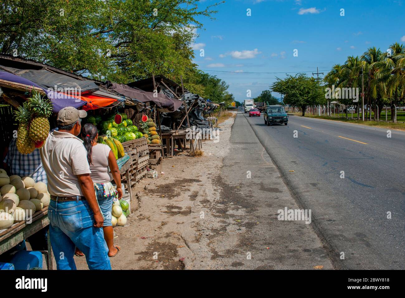 Menschen, die Produkte entlang der Transatlantischen Autobahn in Guatemala verkaufen. Stockfoto