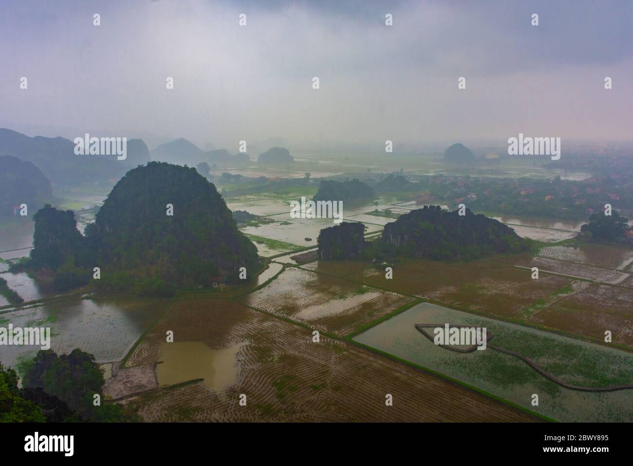 Landschaft von Tam CoC bei starkem Regen, Vietnam Stockfoto