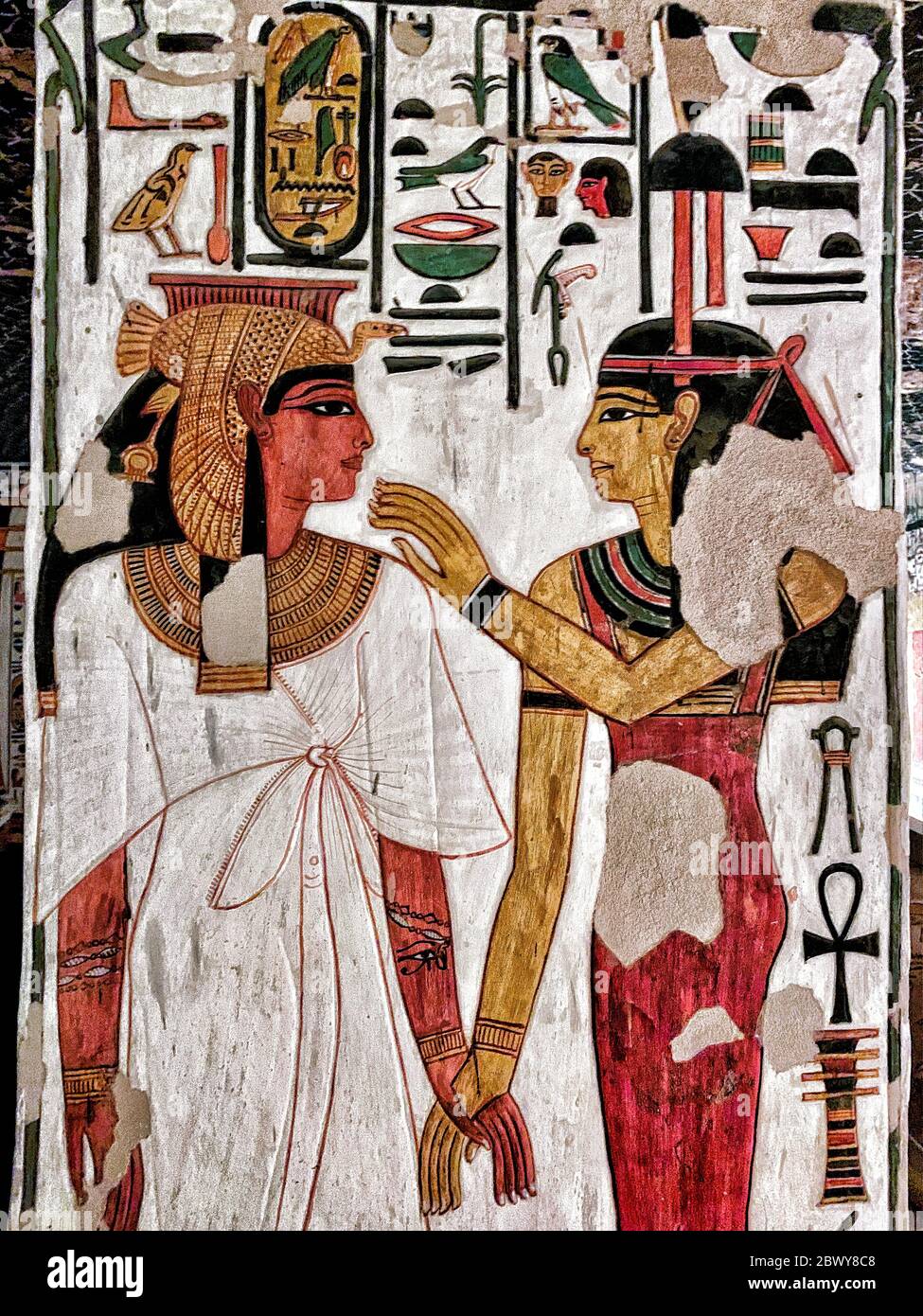 Nefertari stellt sich Hathor, die die hieroglyphischen Embleme des Westens auf ihrem Kopf trägt. Stockfoto