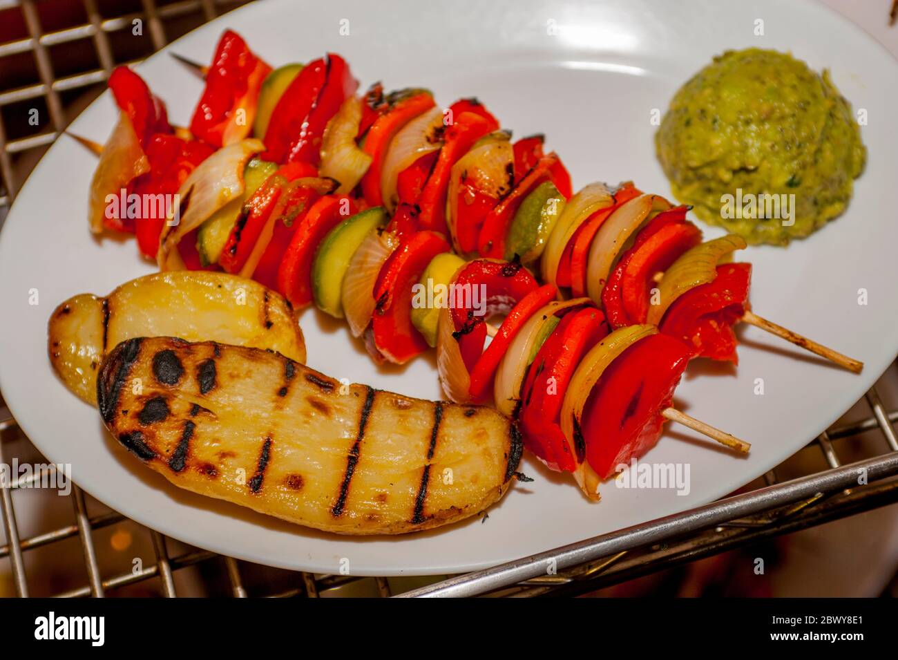 Kebabs werden im Restaurant La Cabana de Don Robert in Chimaltenango im Hochland von Guatemala serviert. Stockfoto