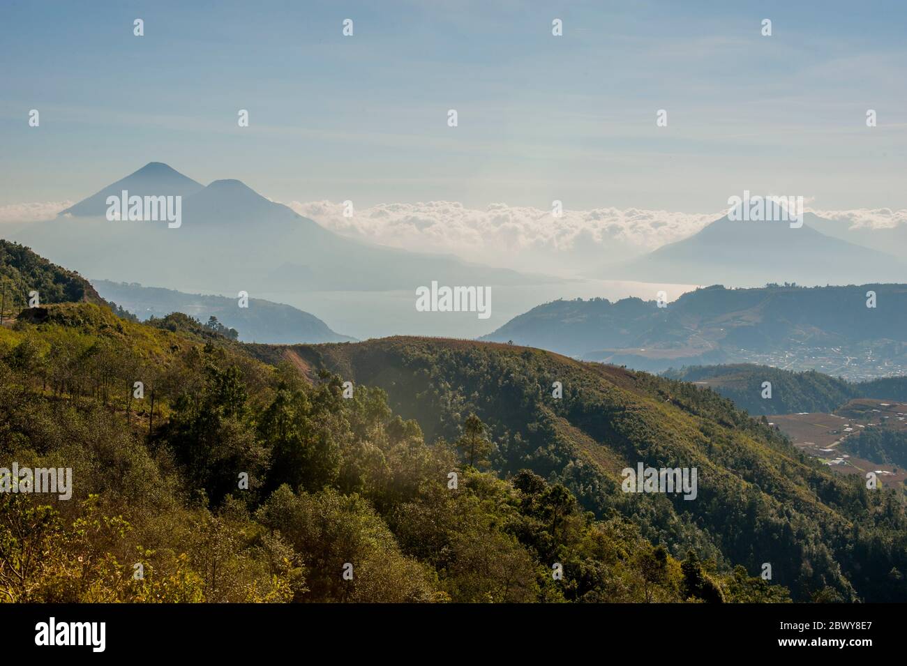 Blick auf den Atitlan See, einen See in den guatemaltekischen Hochebenen der Sierra Madre Bergkette, und Vulkane in Guatemala. Stockfoto