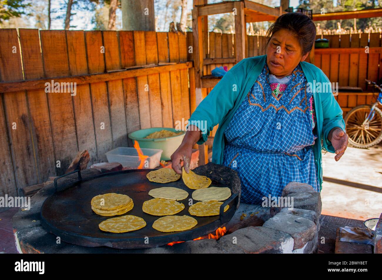 Eine Frau macht Tortillas im Restaurant La Cabana de Don Robert in Chimaltenango im Hochland von Guatemala. Stockfoto