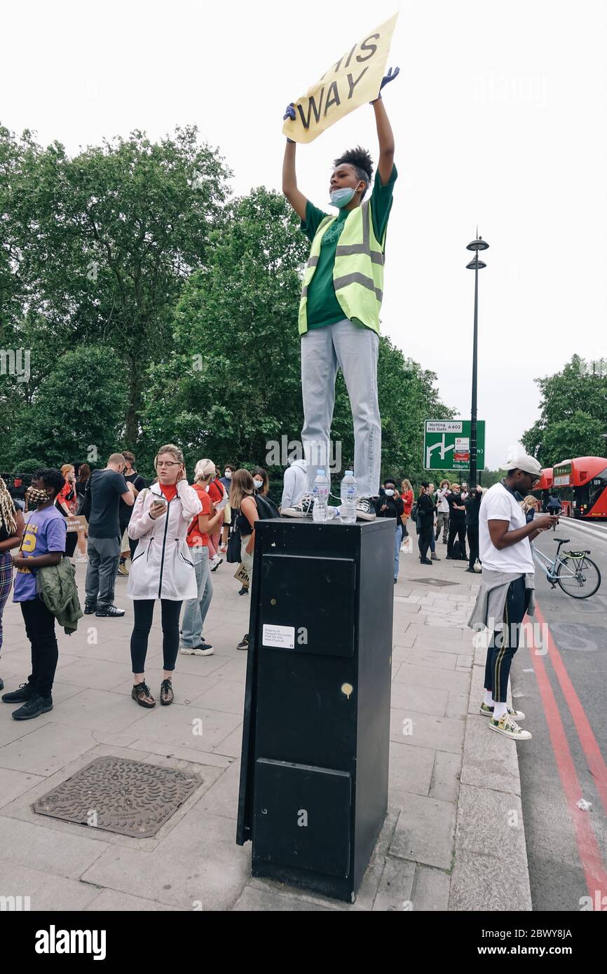 Tausende von Demonstranten, die von Black Lives Matter leben, marschieren am 3. Juni 2020 durch das West End von London. Stockfoto