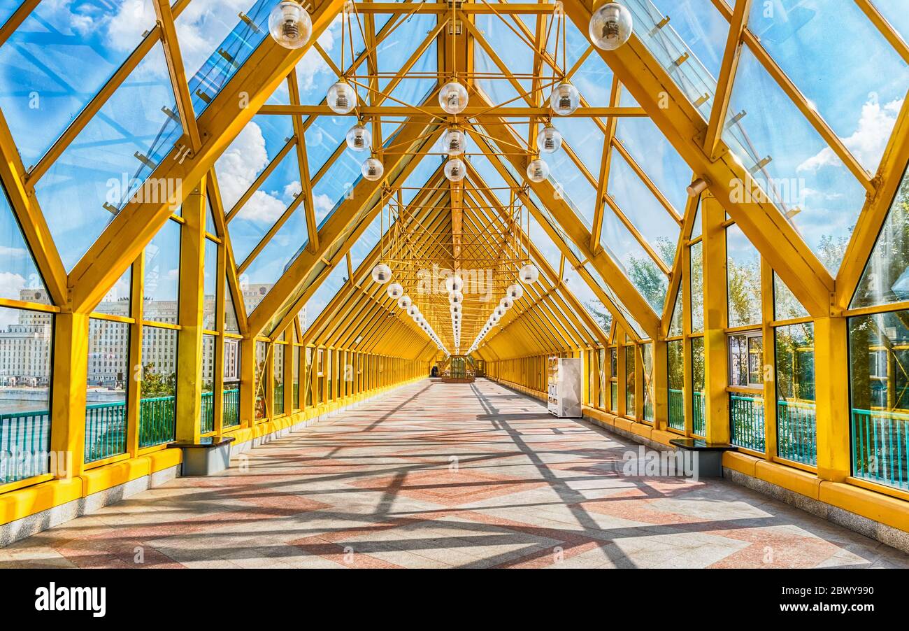 Spaziergang innerhalb Puschkinsky Fußgängerzone überdachte Brücke in der Nähe Gorki Park im Zentrum von Moskau, Russland Stockfoto