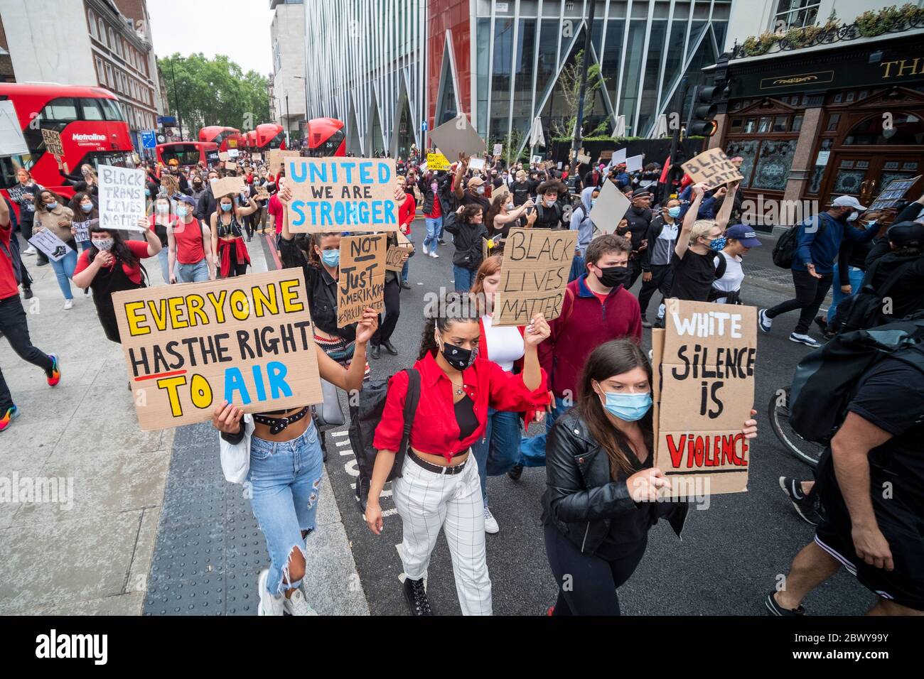 London, Großbritannien: 3. Juni 2020: Schwarze Leben sind wichtig Protestierende mit Schildern, die von Westminster aus am Bahnhof Victoria vorbeigehen Stockfoto