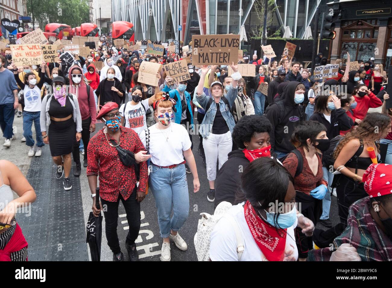 London, Großbritannien: 3. Juni 2020: Schwarze Leben sind wichtig Protestierende mit Schildern, die von Westminster aus am Bahnhof Victoria vorbeigehen Stockfoto