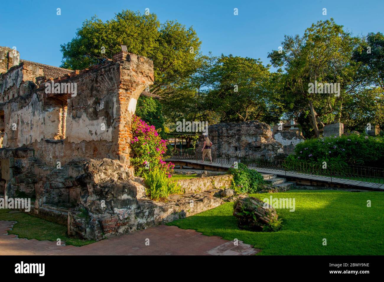Die Ruinen eines ehemaligen Klosters an der Museumspromenade der Casa Santo Domingo in der Stadt Antigua im Hochland von Guatemala. Stockfoto