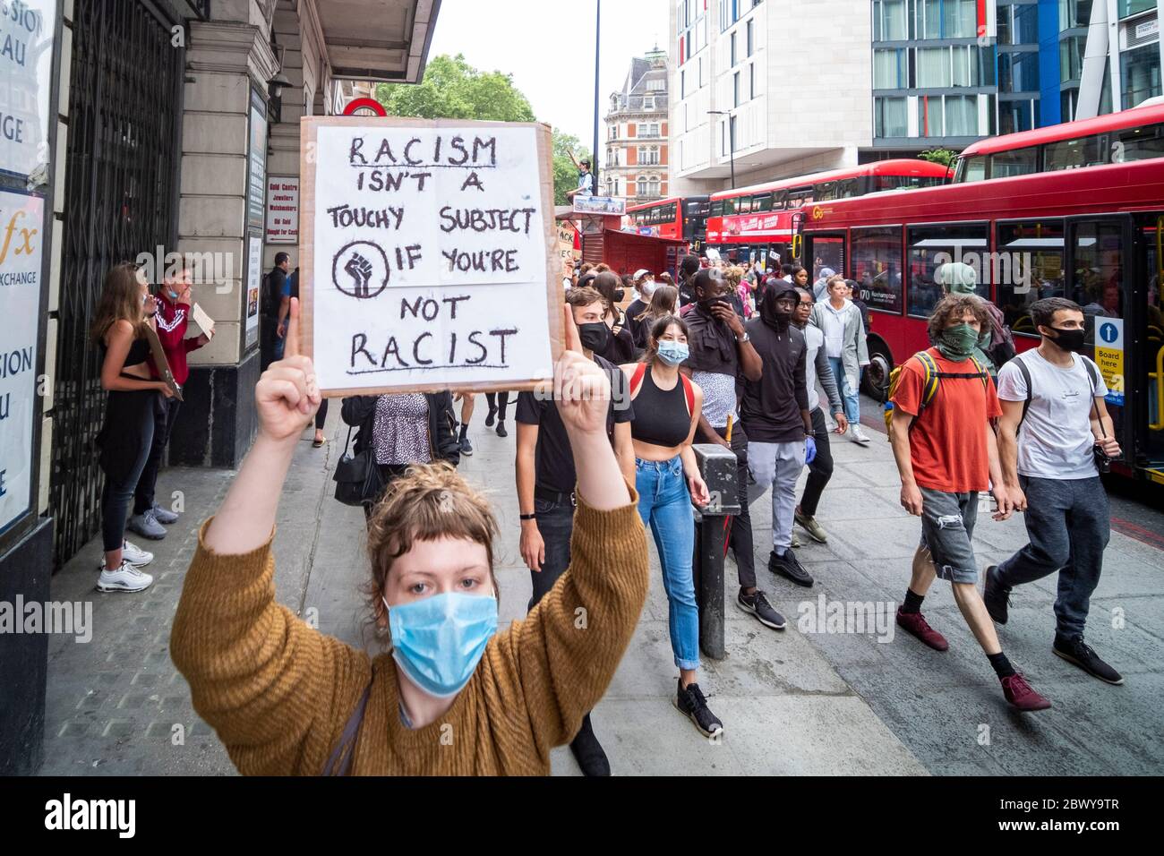 London, Großbritannien: 3. Juni 2020: Schwarze Leben sind wichtig Protestierende mit Schildern, die von Westminster aus am Bahnhof Victoria vorbeigehen Stockfoto