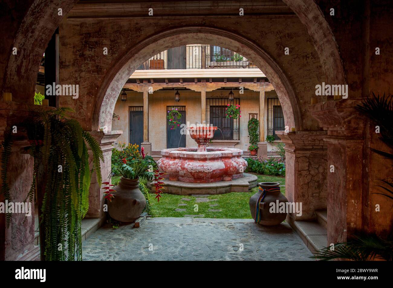 Der Innenhof mit Brunnen im Hotel La Casona de Antigua in der Stadt Antigua im Hochland von Guatemala. Stockfoto