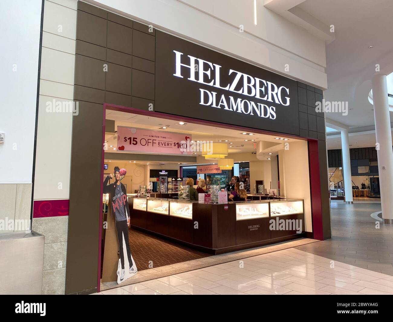 Orlando,FL/USA-17/20: Die Helzberg Diamonds-Schaufenster in der Millenia Mall in Orlando, Florida. Stockfoto