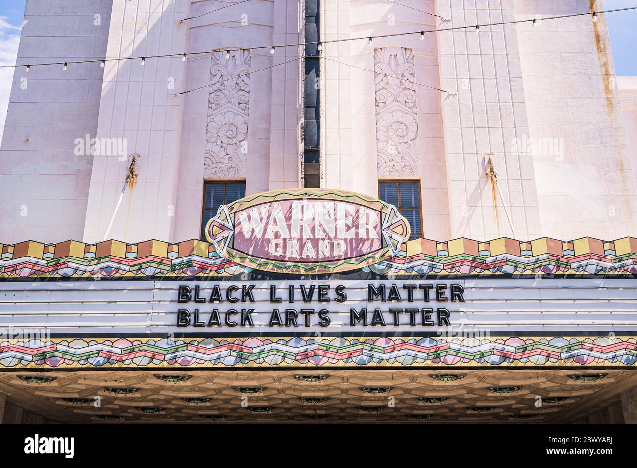 Schwarze Leben sind wichtig, schwarze Künste sind wichtig auf dem Festzelt des Warner Grand Theaters in San Pedro, CA Stockfoto