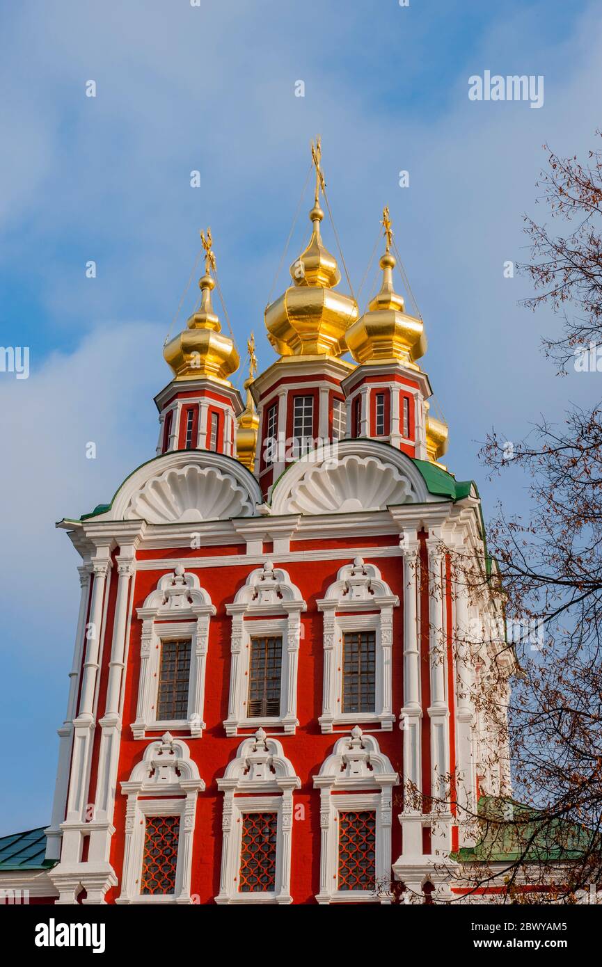 Das Nowodewitschy Kloster, auch bekannt als Bogoroditse-Smolensky Kloster, ist ein bekannter Kreuzgang von Moskau, Russland. Stockfoto