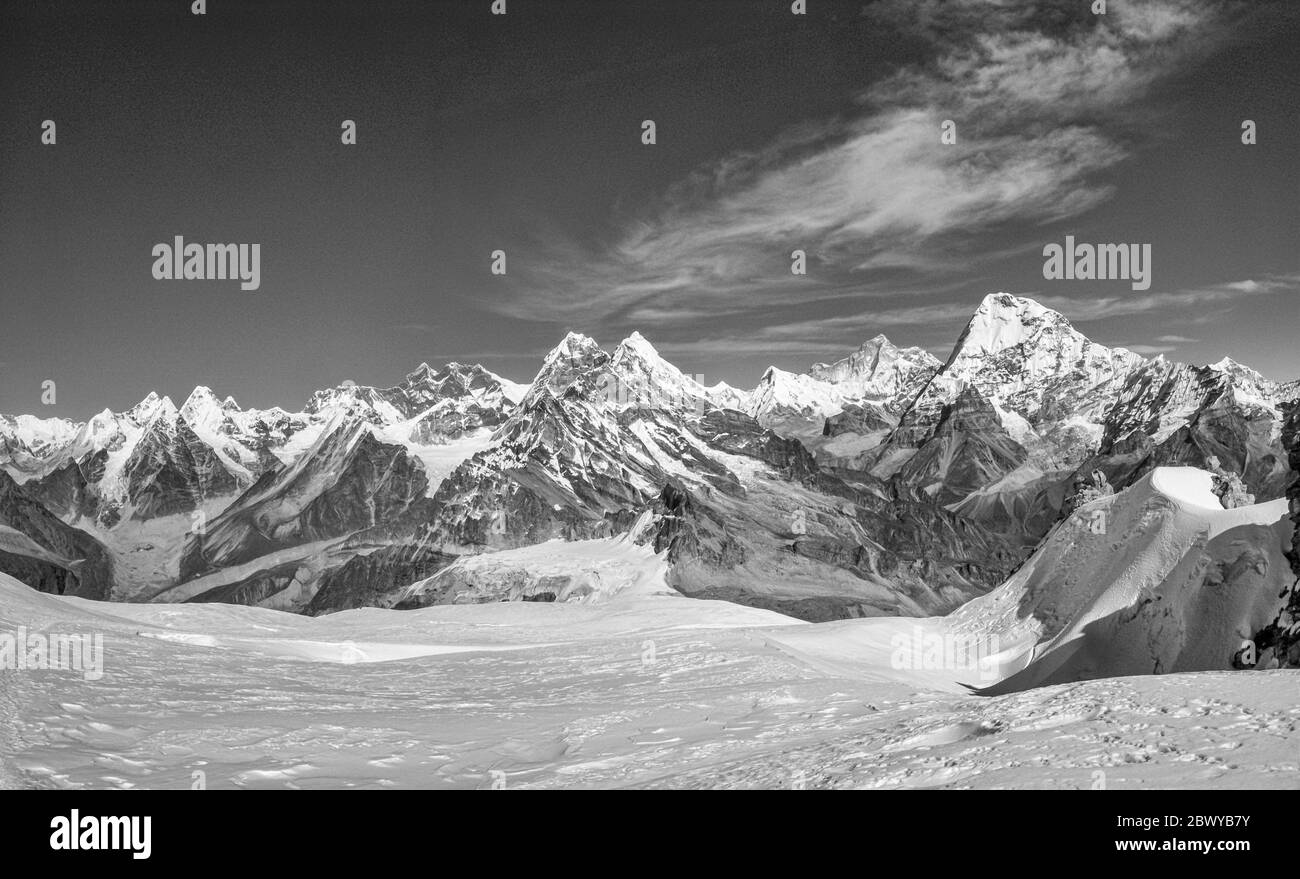 Nepal. Wanderung zum Mera Peak. Panorama der Himalaya-Gipfel vom Mera Peak auf 6476m, Blick in Richtung Mount Everest 8848m der höchste Berg der Welt am fernen Horizont links von der Mitte, am fernen Horizont rechts ist Makalu 8463m der Rote Berg und der fünfthöchste Berg der Welt, Rechts vor dem Makalu ist Chamlang. Der offensichtliche Sattel im Vordergrund ist der verschneite Mera La Pass und der Standort des High Camp Stockfoto