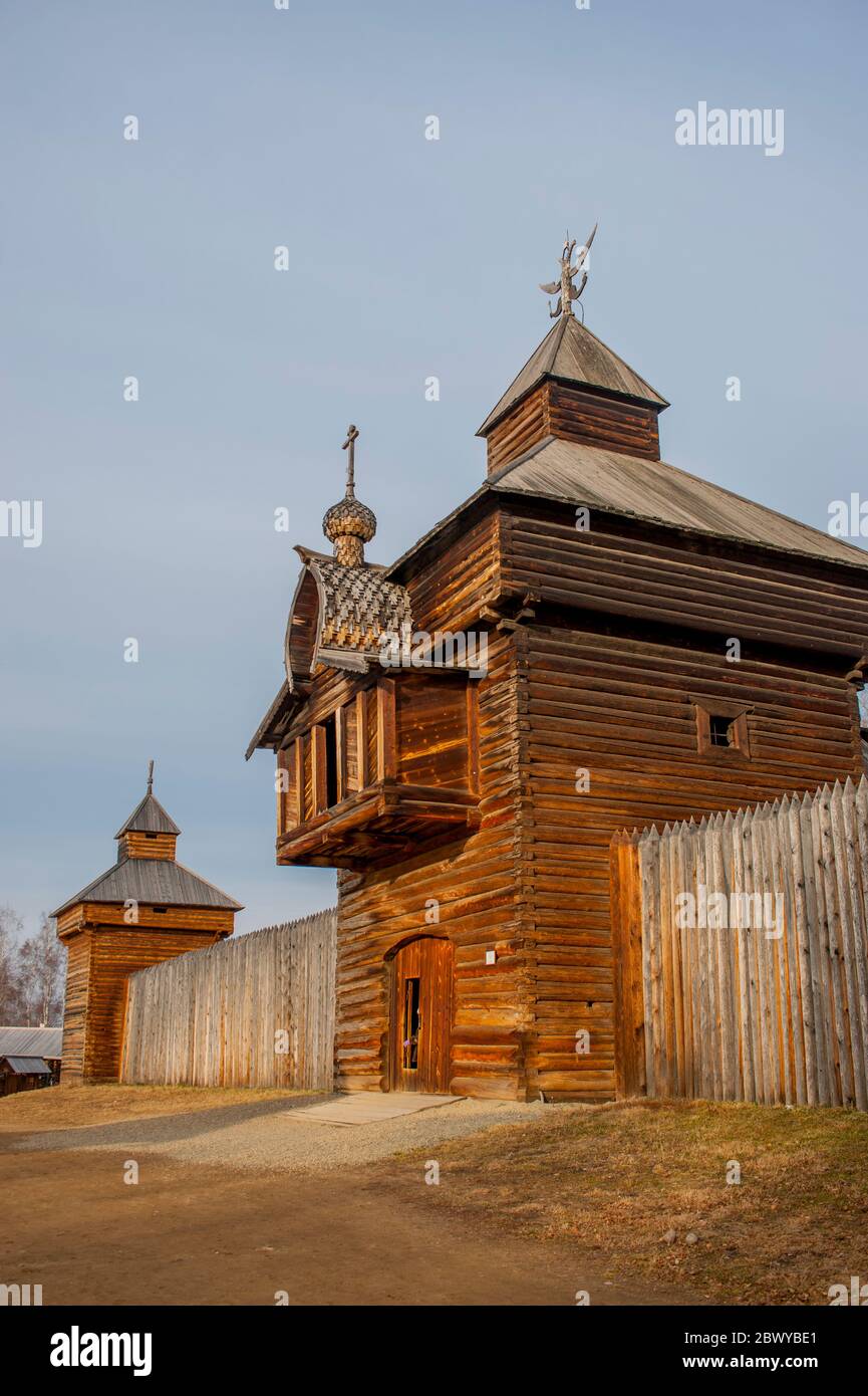 Die Holzfestung im Freilichtmuseum Taltsy, die der Holzarchitektur gewidmet ist, befindet sich 20 Kilometer vom Dorf Listwjanka nahe I entfernt Stockfoto