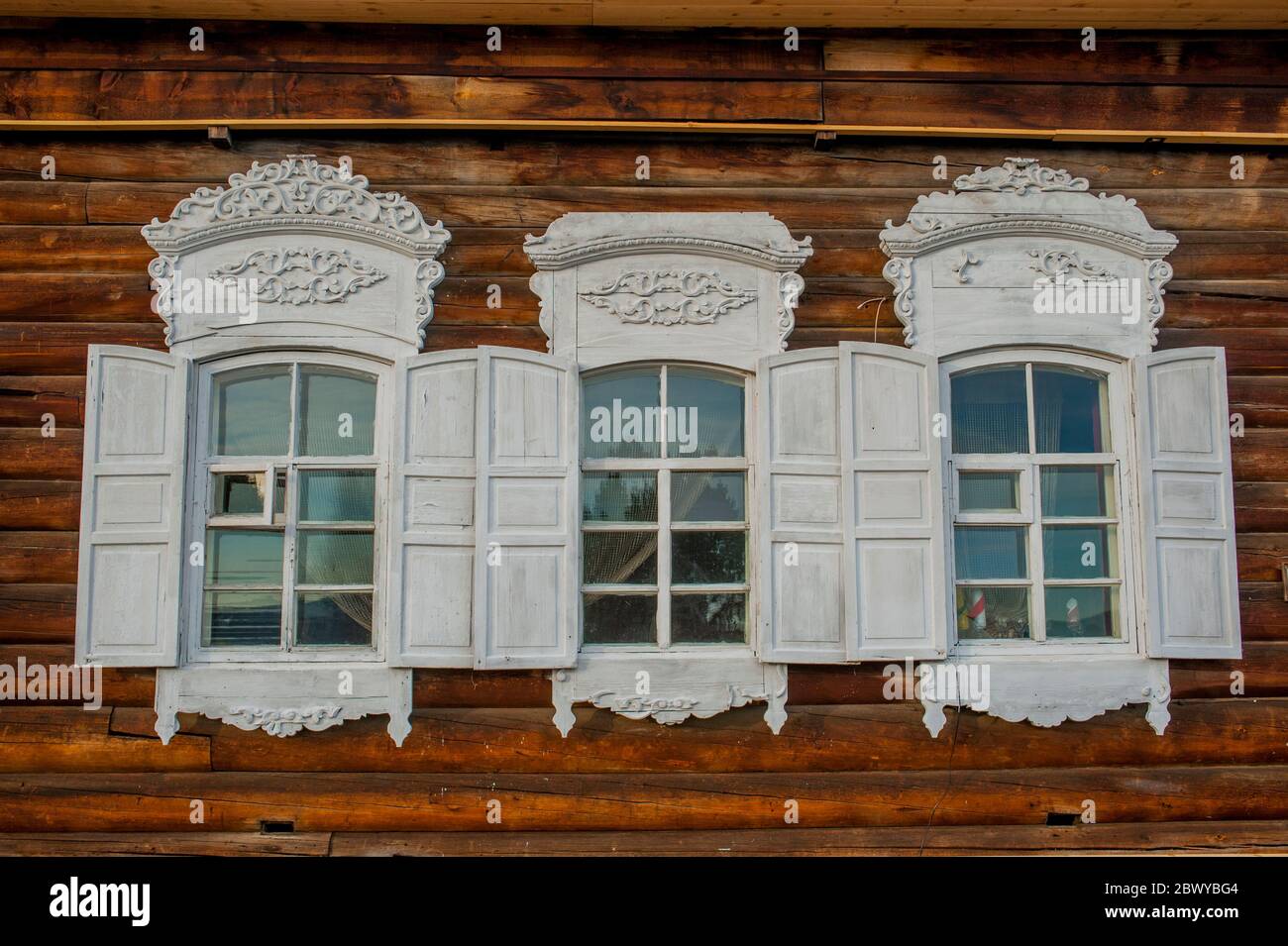 Detail der Fenster eines Holzhauses im Freilichtmuseum Taltsy, das der Holzarchitektur gewidmet ist, befindet sich 20 Kilometer vom Schelm entfernt Stockfoto