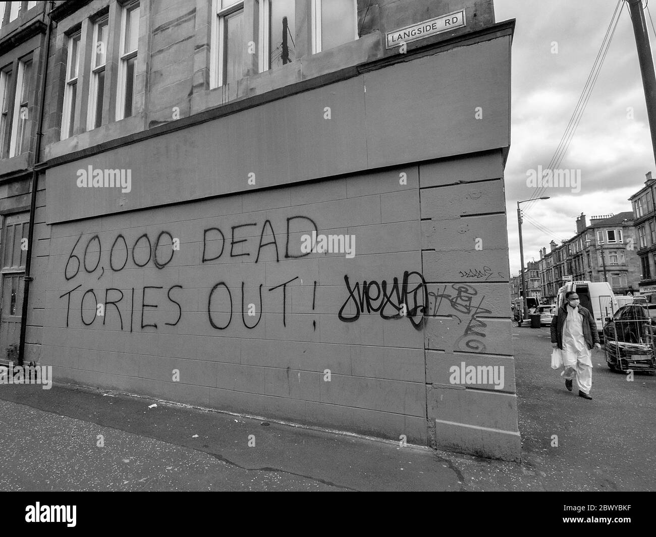 Glasgow, Schottland, Großbritannien. 3. Juni 2020: Ein Schwarz-Weiß-Foto eines antikonservativen Graffiti an einer Ladenwand. Dies wurde während des Coronavirus (COVID-19) aufgenommen. Stockfoto