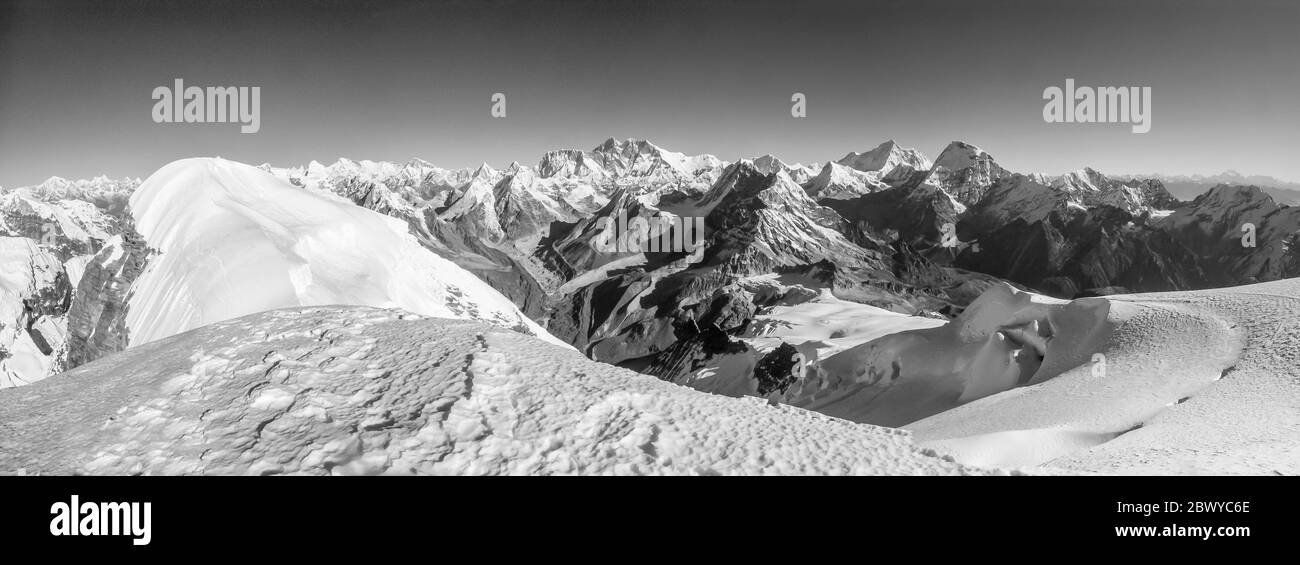 Nepal. Wanderung zum Mera Peak. Panorama der Himalaya-Gipfel vom Gipfel des Mera Peak auf 6476m, Blick in Richtung Mount Everest 8848m der höchste Berg der Welt dominiert den Mittelhorizont, rechts ist Makalu 8463m der Rote Berg und der fünfthöchste Berg der Welt, Rechts vor dem Makalu liegt Chamlang, dann am rechten Horizont über 100 Meilen entfernt ist der Kangchendzönga 8586m, der dritthöchste Berg der Welt. Im Vordergrund ist der verschneite Mera La Passsattel zu sehen Stockfoto