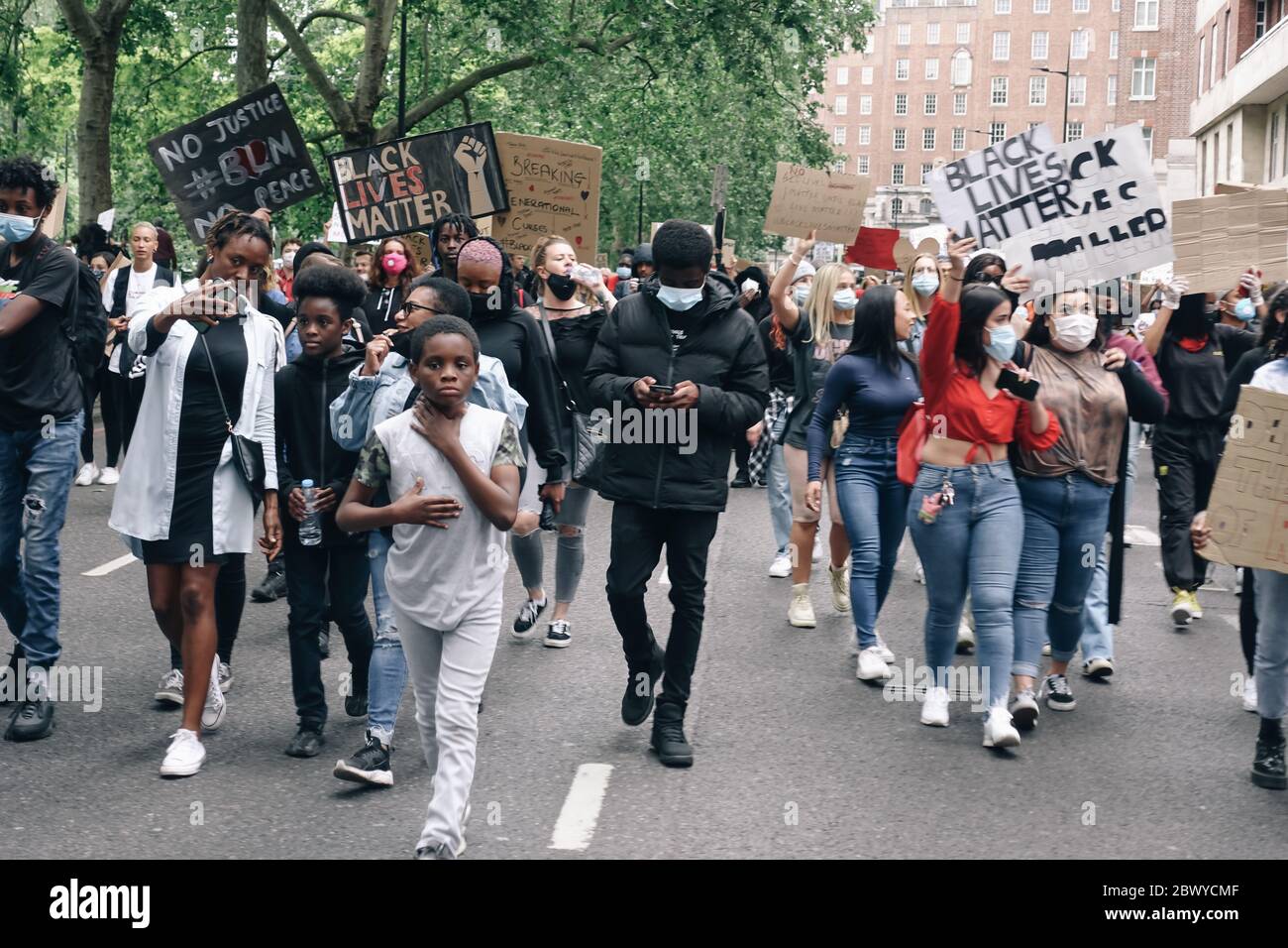 Tausende von Demonstranten, die von Black Lives Matter leben, marschieren am 3. Juni 2020 durch das West End von London. Stockfoto