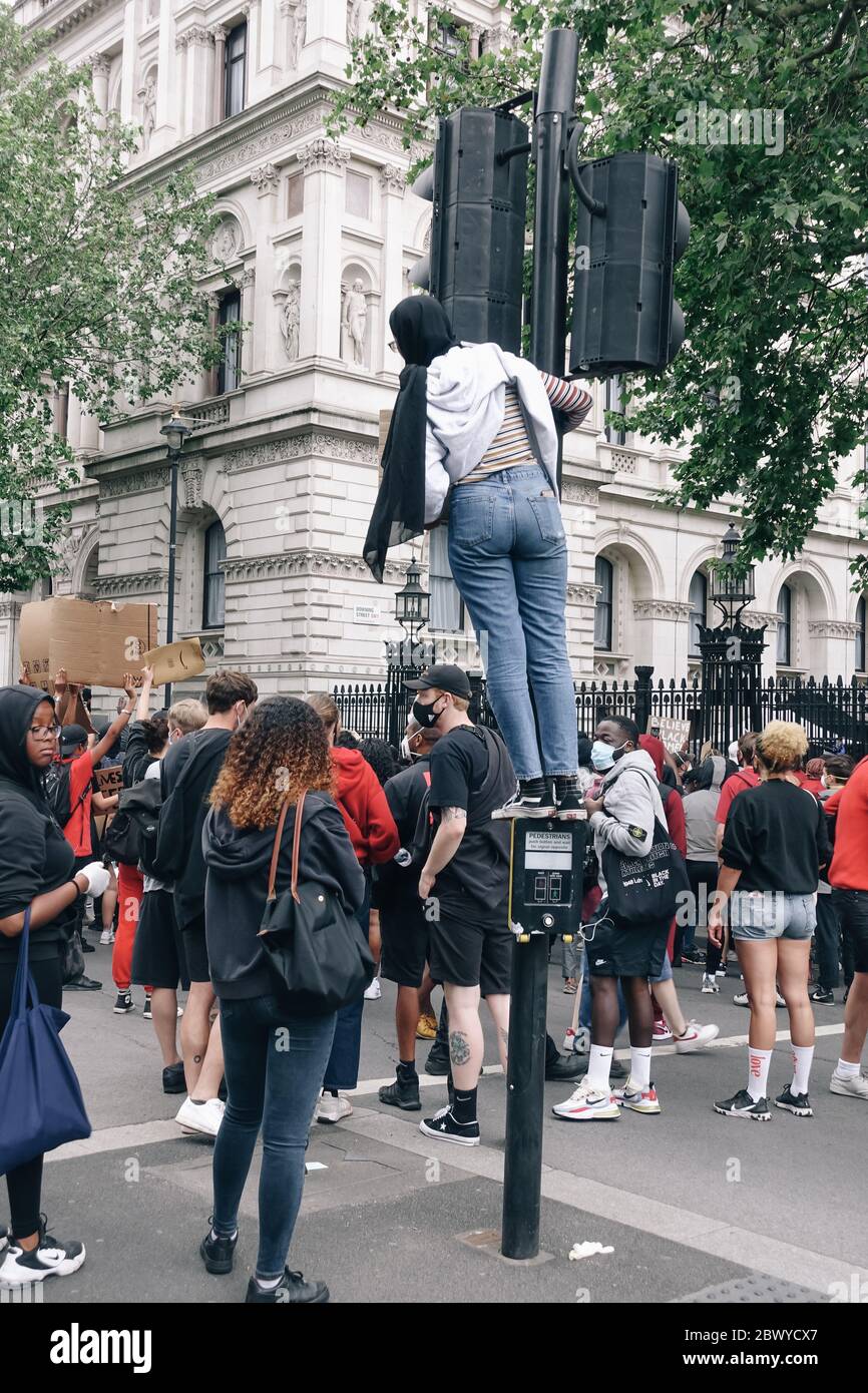 Tausende von Demonstranten, die von Black Lives Matter leben, marschieren am 3. Juni 2020 durch das West End von London. Stockfoto