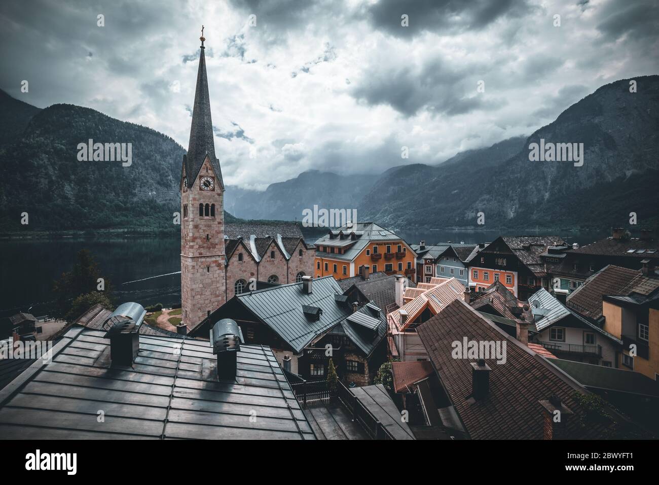 Im Sommer das berühmte Hallstätter Bergdorf in den österreichischen Alpen Stockfoto