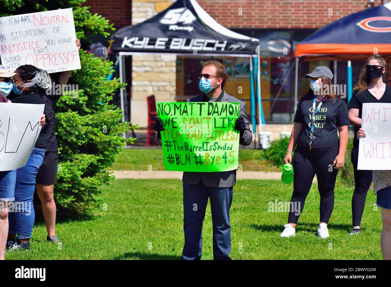 Bartlett, Illinois, USA. Menschen auf einer Demonstration in der Nähe einer Gemeindepolizeistation nach dem Tod von George Floyd. Stockfoto
