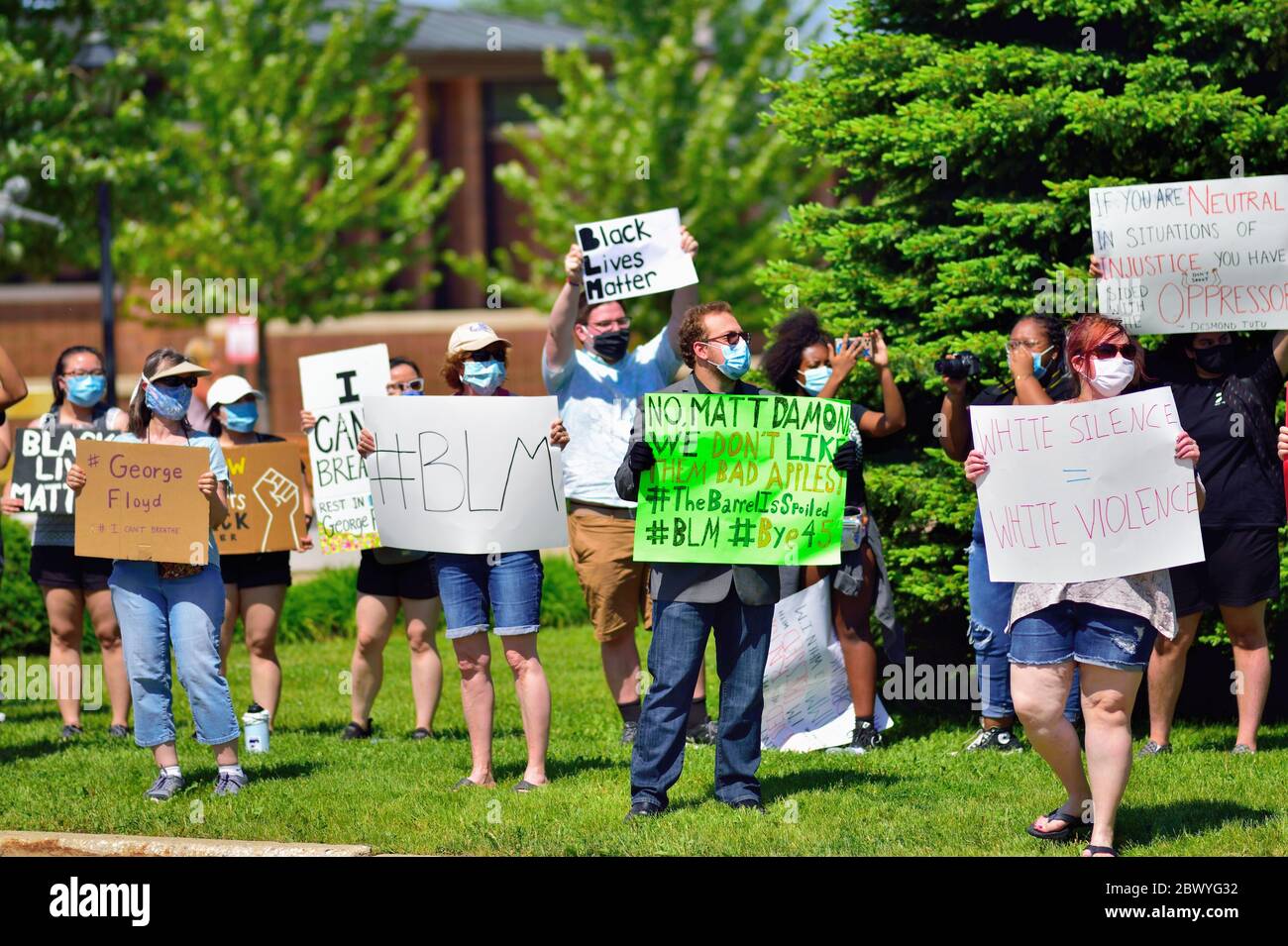Bartlett, Illinois, USA. Menschen bei einer Demonstration in der Nähe einer Gemeindepolizeistation im Gefolge des Todes von George Floyd. Stockfoto