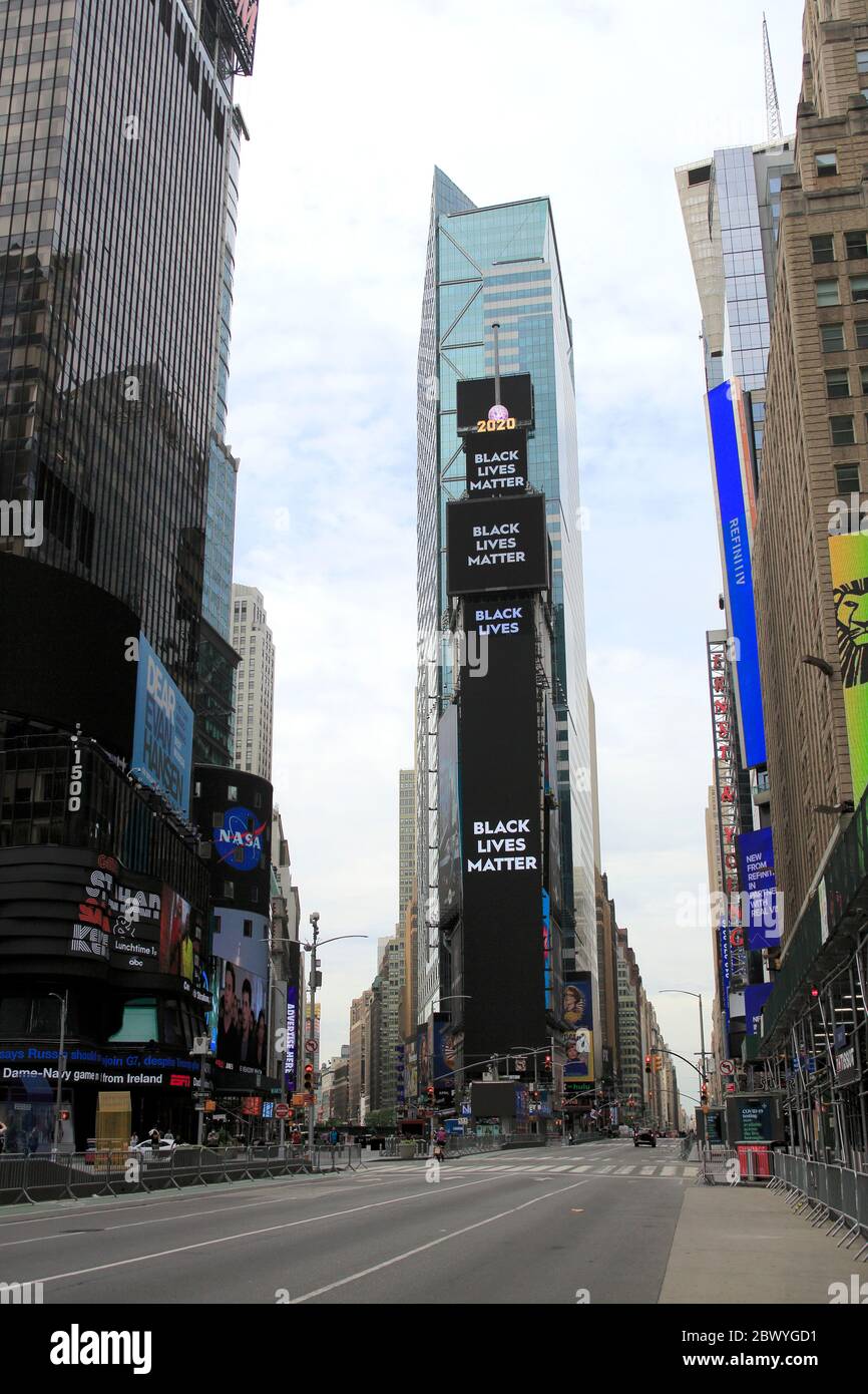 Schwarze Leben Materie Plakatwand im Times Square. Der Tod von George Floyd, während in der Obhut der Minneapolis-Polizei hat landesweite Proteste rund um die Vereinigten Staaten gefordert Gerechtigkeit und sozialen Wandel. Der Times Square ist leer, da die Stadt nach dem Abschließen wieder eröffnet wird, um die Ausbreitung des Coronavirus zu verhindern. 1 Times Square, Manhattan, New York City, USA. Juni 2020 Stockfoto