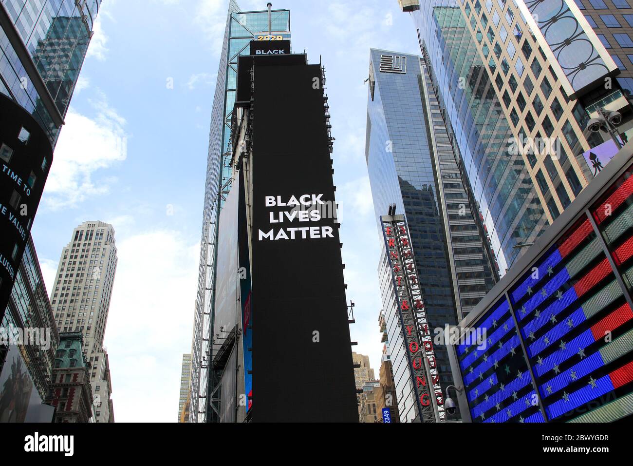 Schwarze Leben Materie Plakatwand im Times Square. Der Tod von George Floyd, während in der Obhut der Minneapolis-Polizei hat landesweite Proteste rund um die Vereinigten Staaten gefordert Gerechtigkeit und sozialen Wandel. 1 Times Square, Manhattan, New York City, USA. Juni 2020 Stockfoto