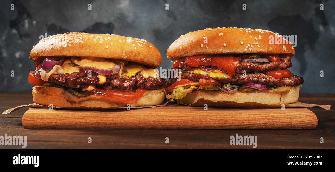 Zwei leckere hausgemachte Burger oder Hamburger, Fast Food, Nahaufnahme. Stockfoto