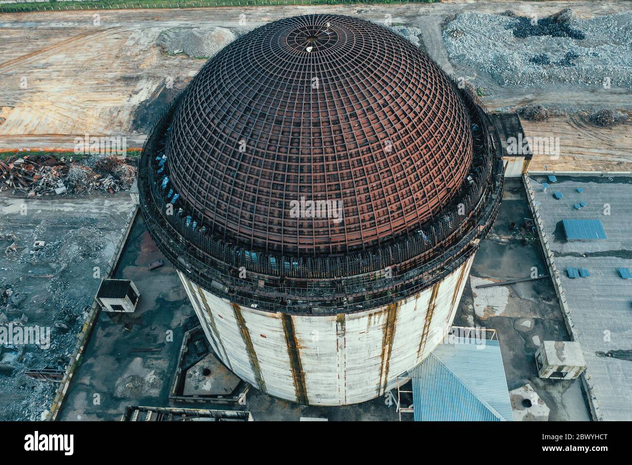 Unvollendetes Kernkraftwerk, kreisförmige Metallkonstruktion Kuppeldach, Industriegebäude, Luftaufnahme von oben. Stockfoto
