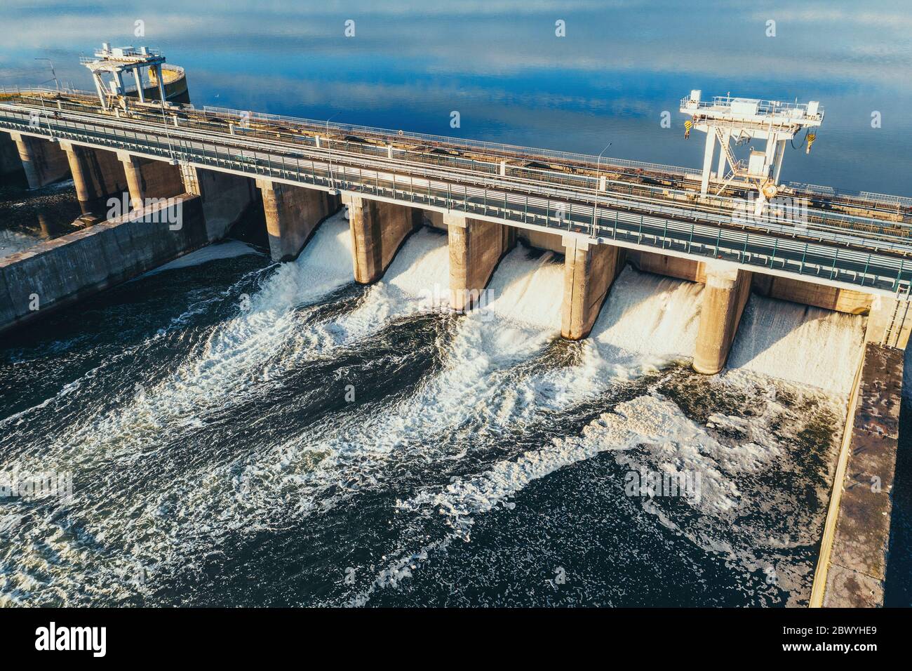 Wasserkraftwerk oder Wasserkraftwerk am Wasserreservoir, Luftaufnahme von der Drohne. Abfluss von Wasser durch Tor, Wasserkraft. Stockfoto