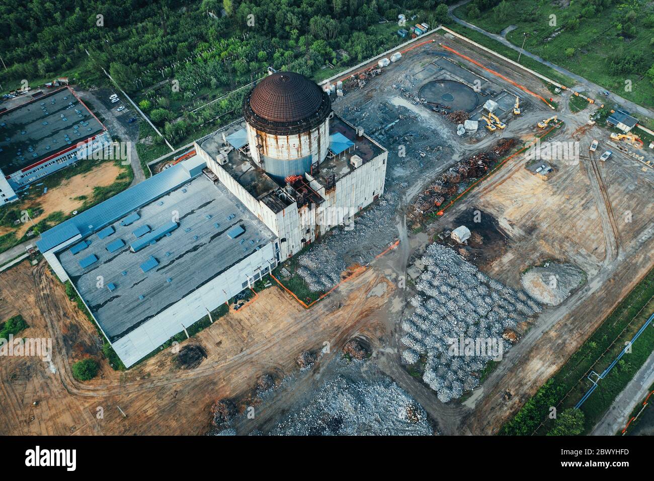 Unvollendetes Kernkraftwerk, kreisförmige Metallkonstruktion Kuppeldach, Industriegebäude, Luftaufnahme von oben. Stockfoto