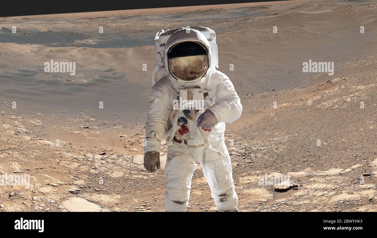 EinraumAstronaut mit schwarzem Glas auf dem Helm auf der Marsoberfläche. Elemente dieses Bildes wurden von der NASA bereitgestellt Stockfoto
