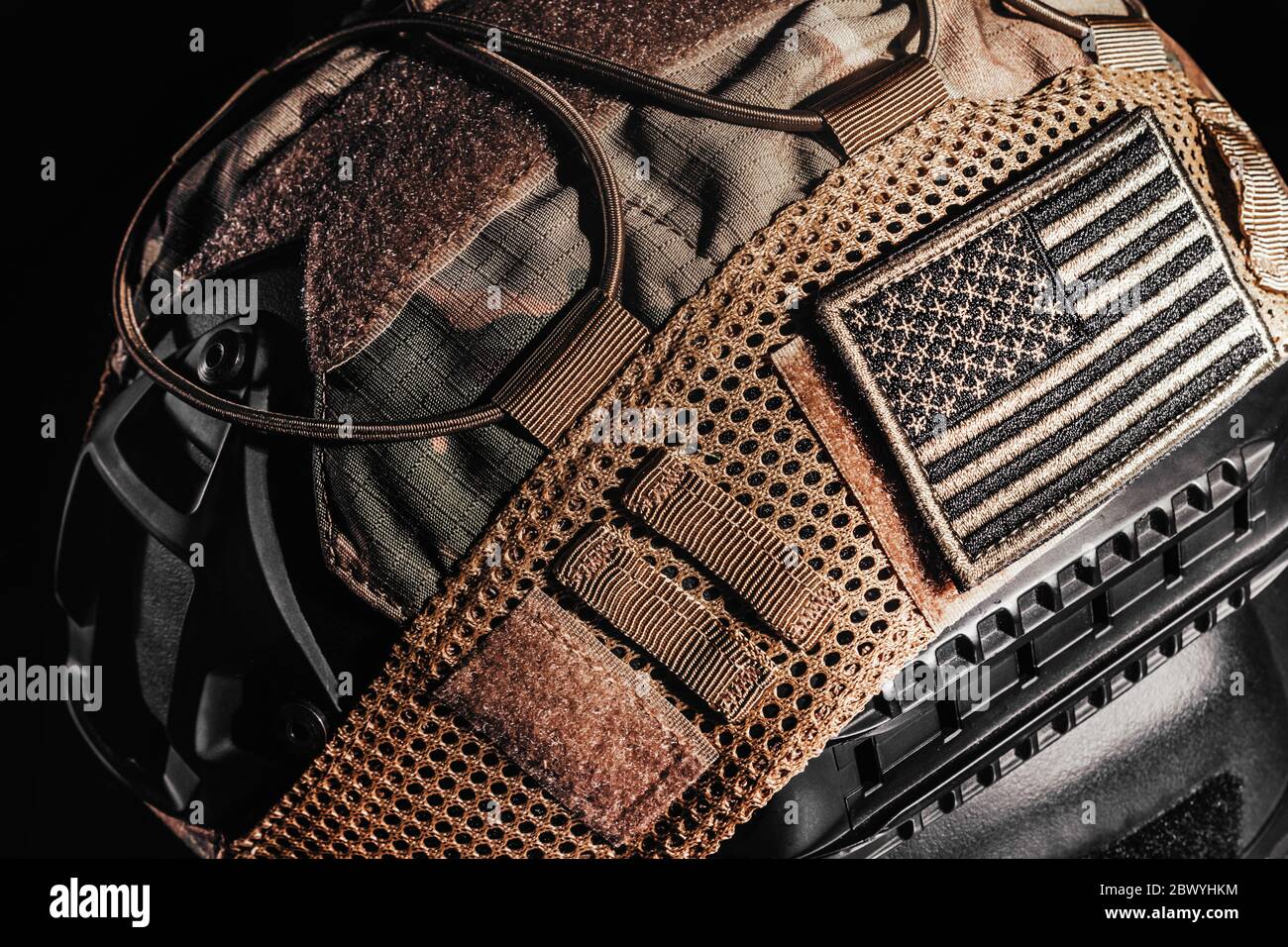 Foto eines militärischen taktischen Helm mit Abdeckung und amerikanische Flagge Patch. Stockfoto