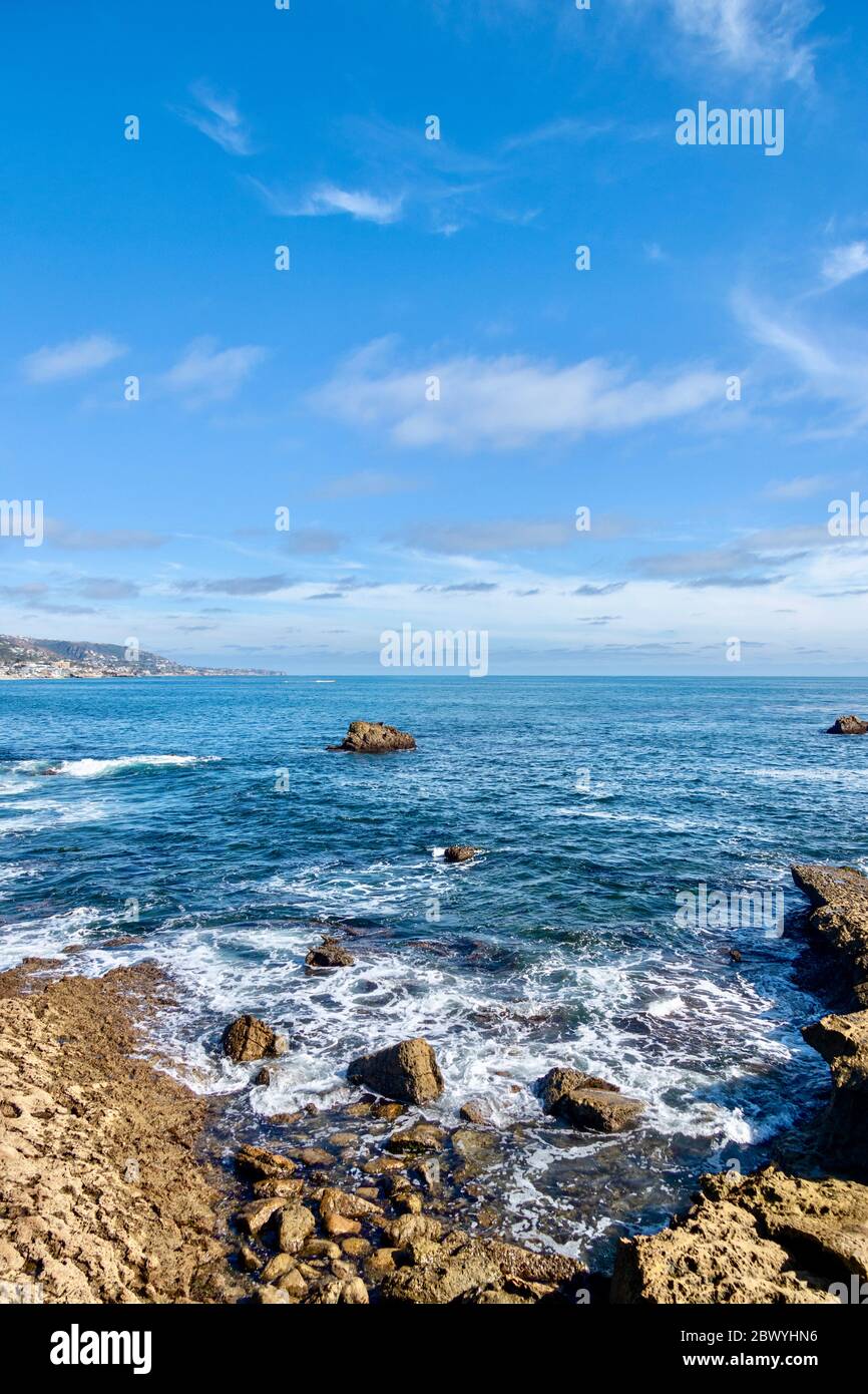 Seascape mit felsiger Küste und blauem Himmel. Aufgenommen in Laguna Beach, Kalifornien, USA Stockfoto