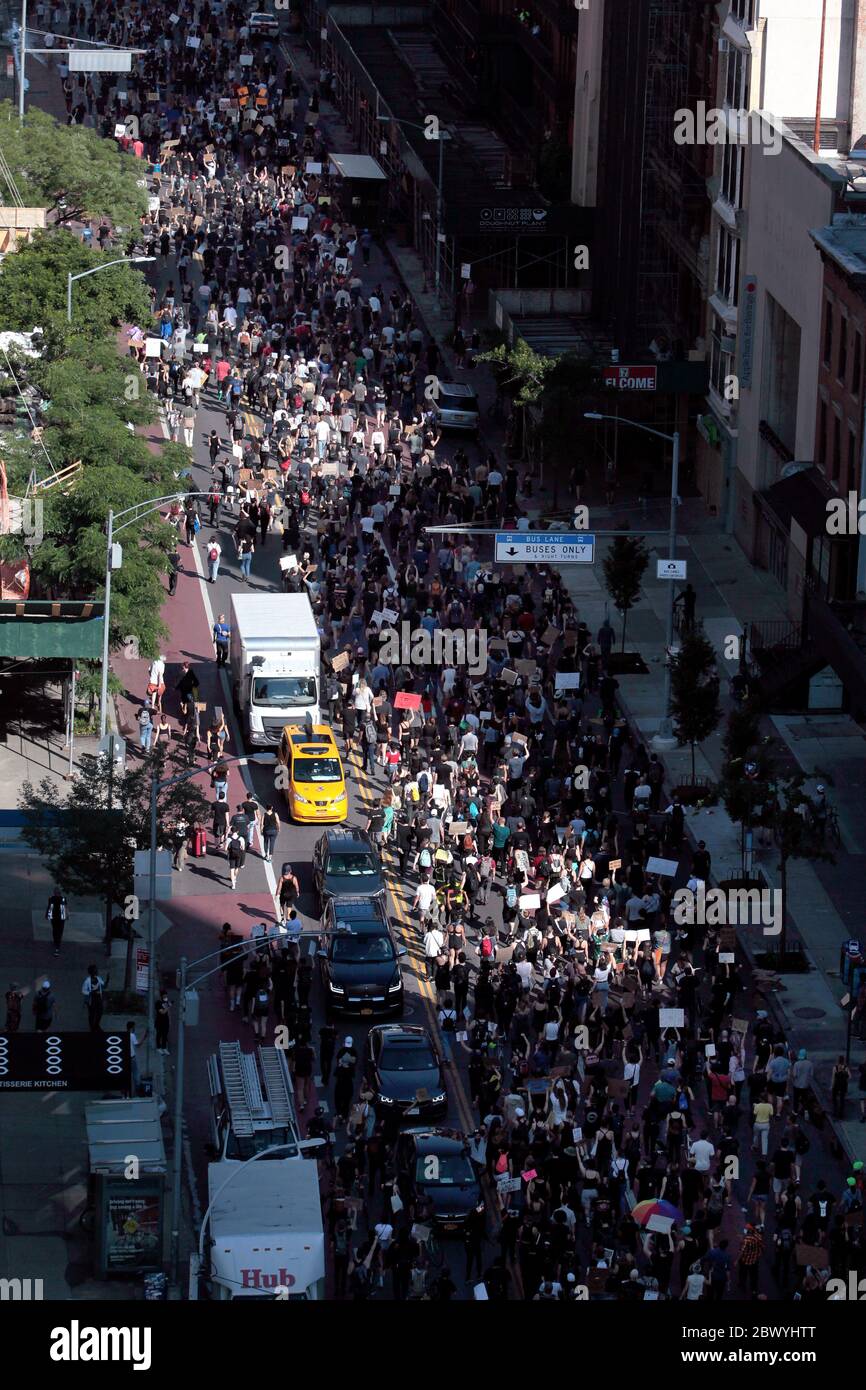 New York City, New York, USA. Juni 2020. Protestierende marschieren als Reaktion auf den Tod des afroamerikanischen George Floyd, während in der Obhut der Minneapolis-Polizei, und zur Unterstützung der Black Lives Matter Bewegung heute auf der West 23rd Street in der Chelsea-Nachbarschaft von Manhattan. Seit Floyds Tod letzte Woche gab es landesweit Proteste. Quelle: Adam Stoltman/Alamy Live News Stockfoto
