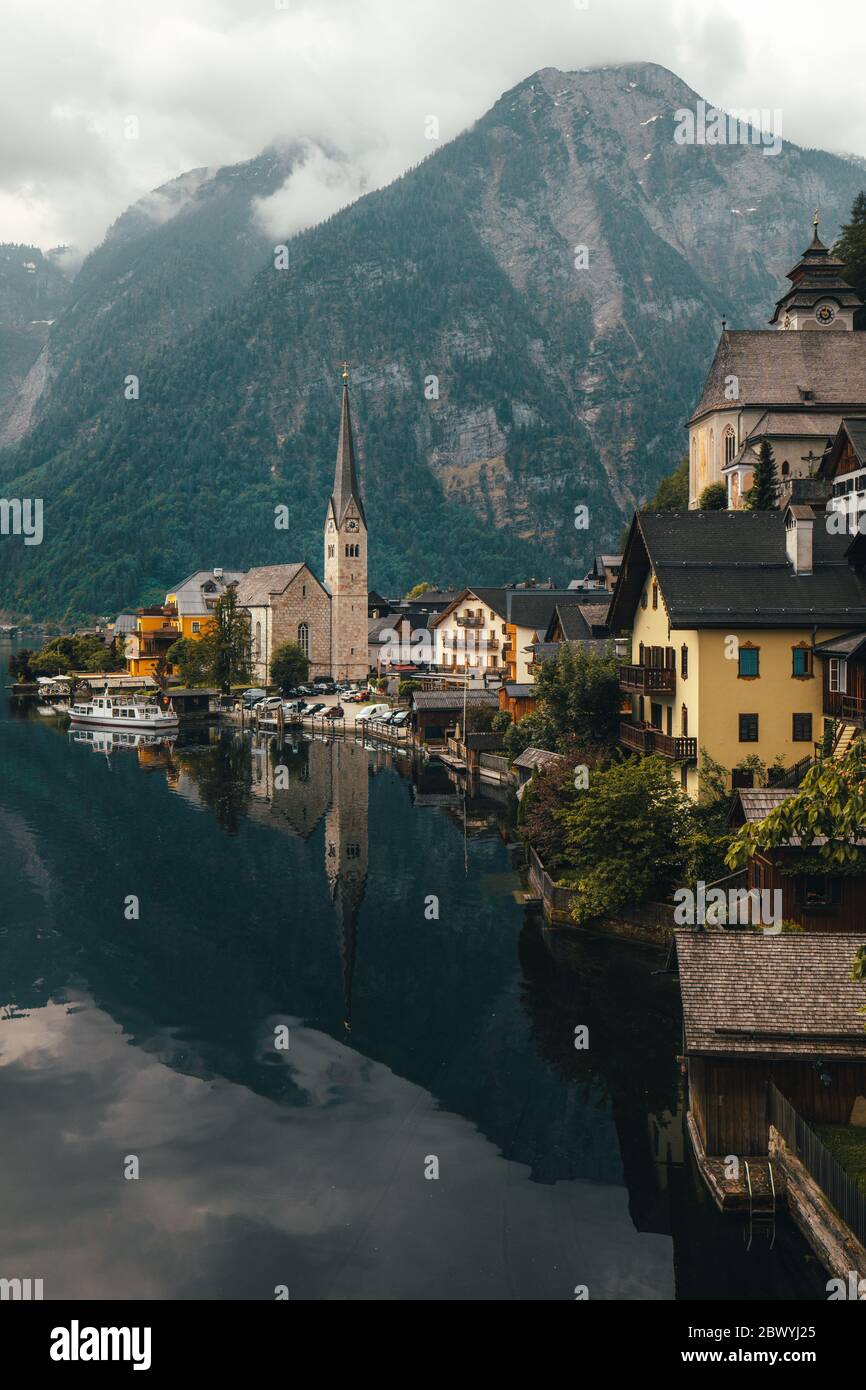 Im Sommer das berühmte Hallstätter Bergdorf in den österreichischen Alpen Stockfoto