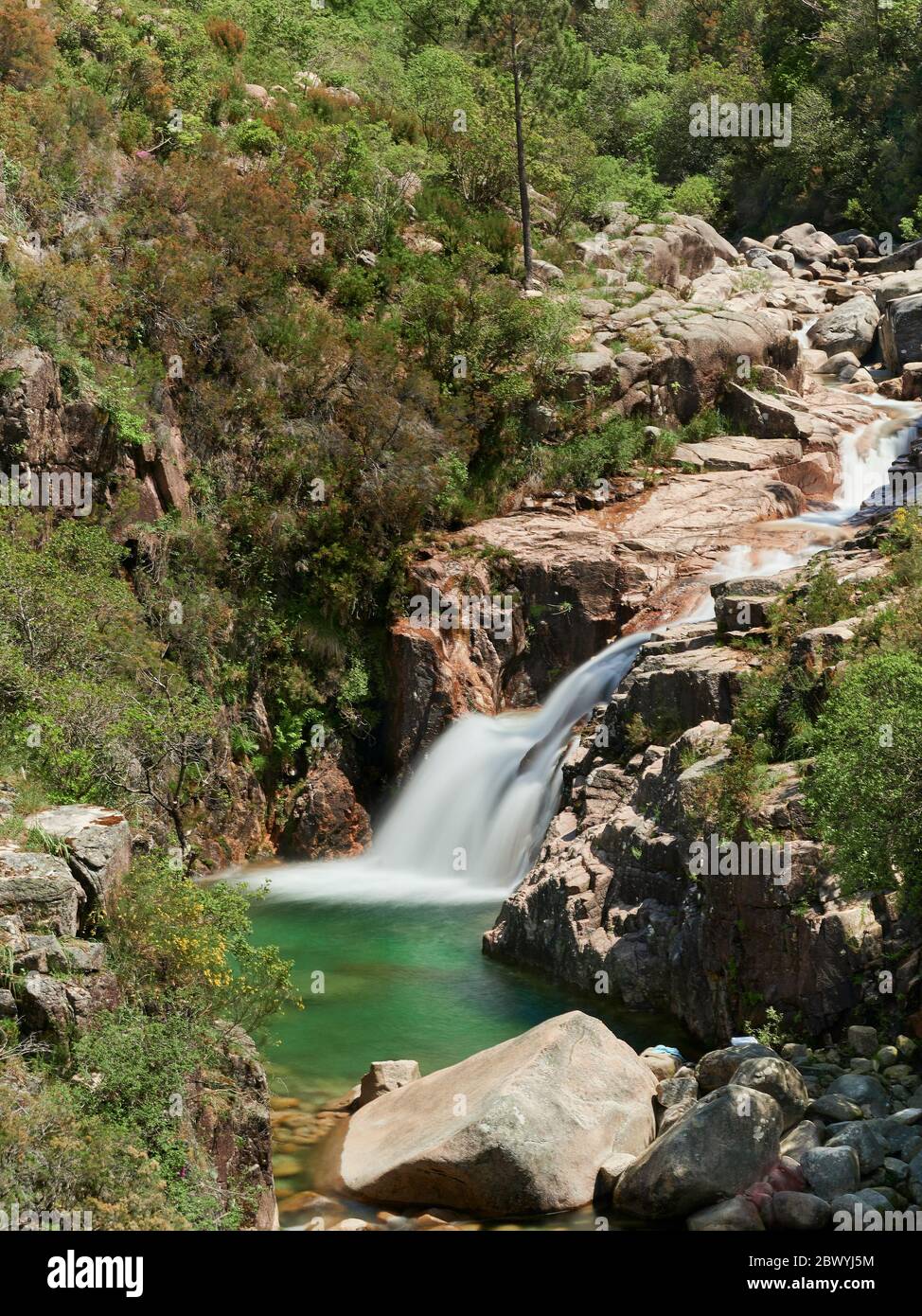 Wasserfall und See von portela do Homem in Portugal an einem Frühlings sonnigen Nachmittag. Stockfoto