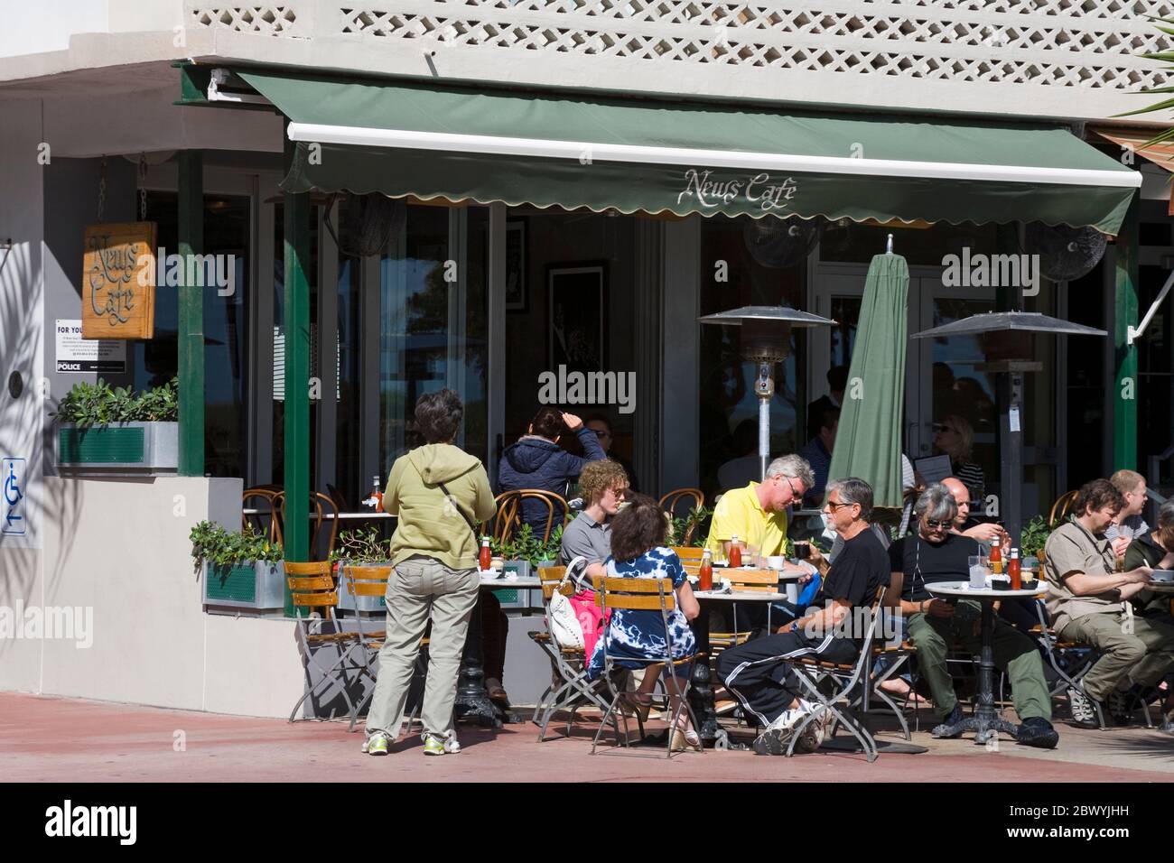 Nachrichten Cafe on Ocean Drive, South Beach, Stadt Miami Beach, Florida, USA Stockfoto Nachrichten Cafe on Ocean Drive, South Beach, Stadt Miami Beach, Florida, USA Stockfoto