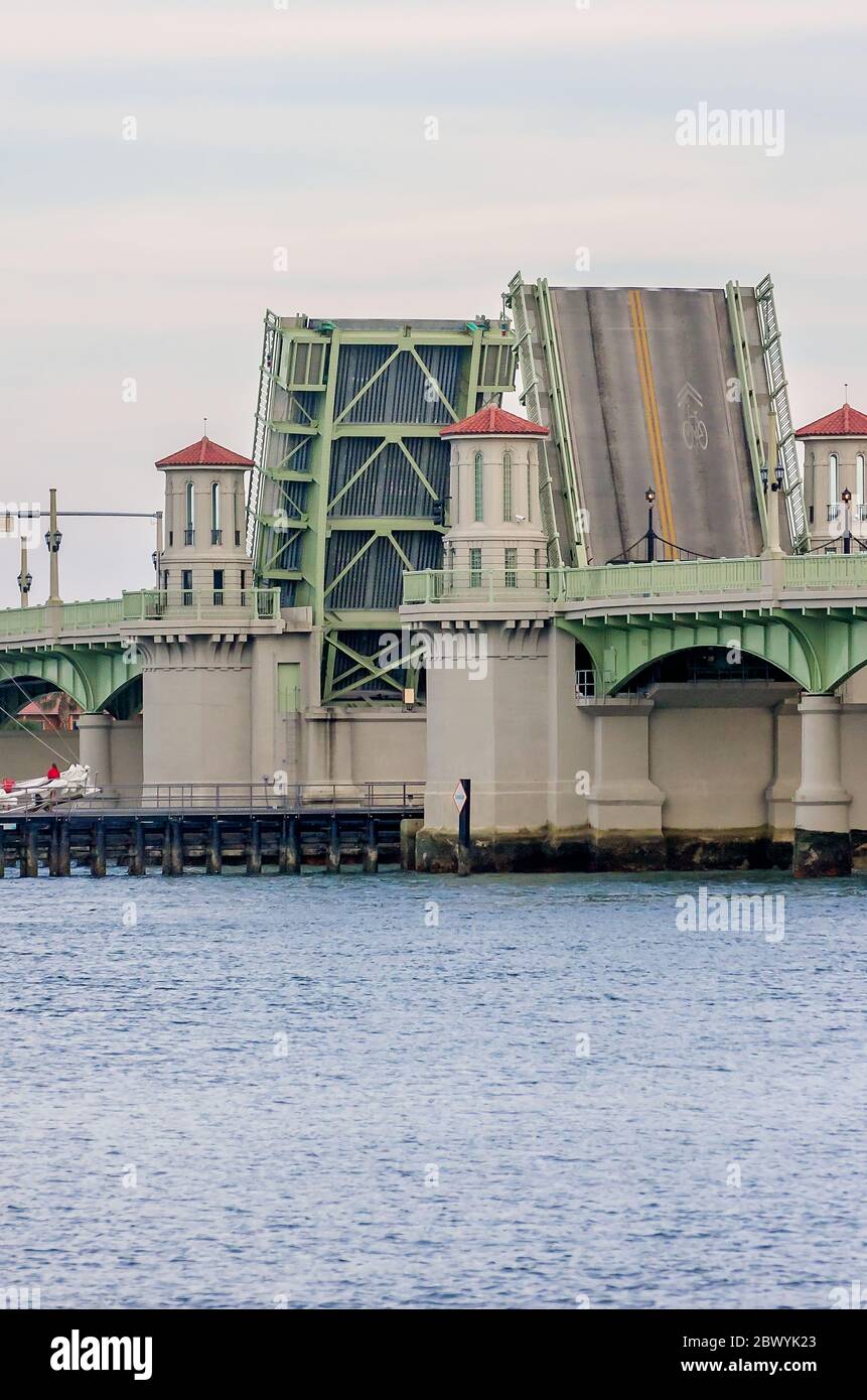 Die Brücke der Löwen ist mit der Zugbrücke angehoben, April 10, 2015, in St. Augustine, Florida abgebildet. Stockfoto