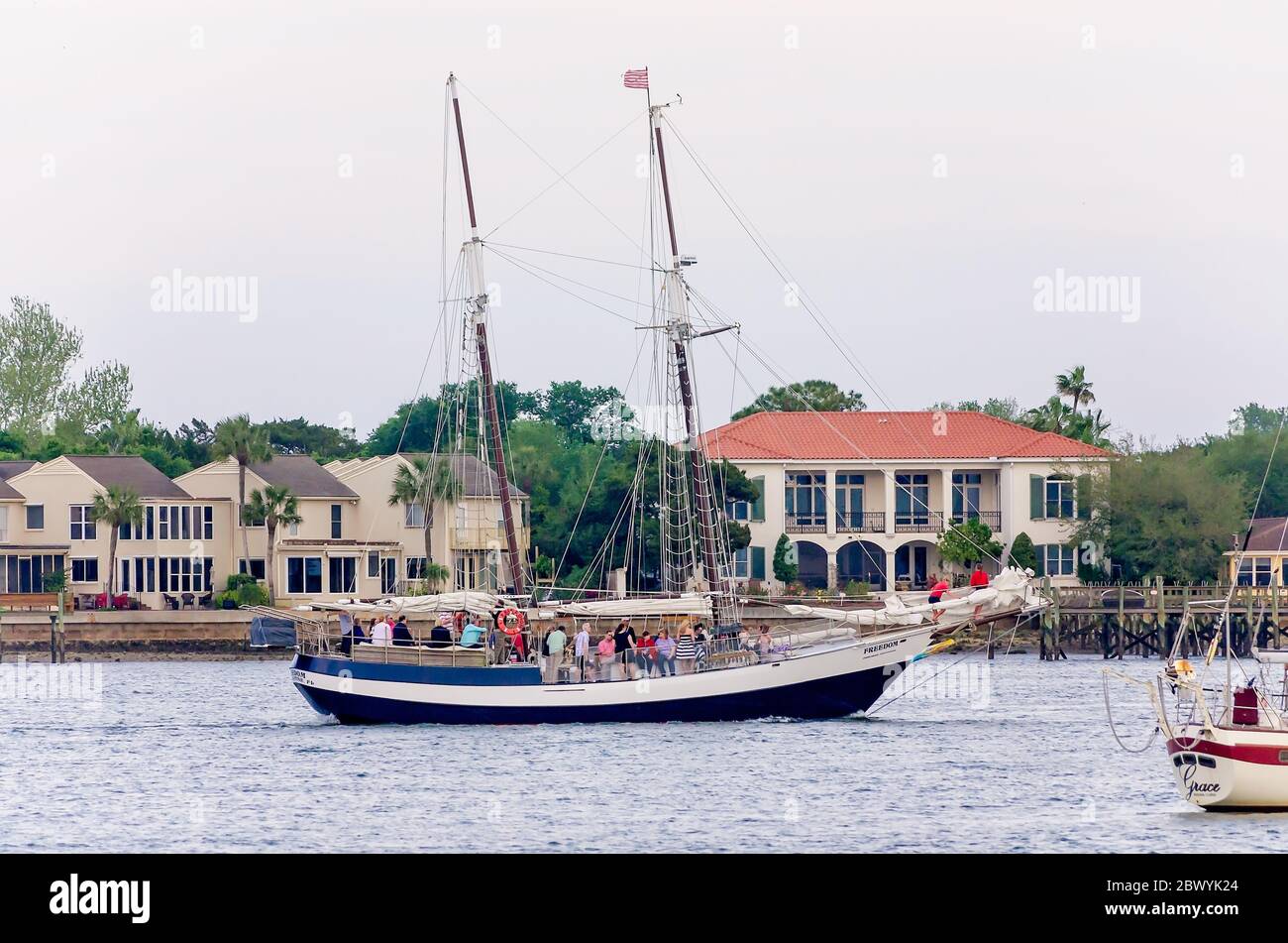 Ein Segelboot voller Touristen nähert sich der Brücke der Löwen, 10. April 2015, in St. Augustine, Florida. Stockfoto