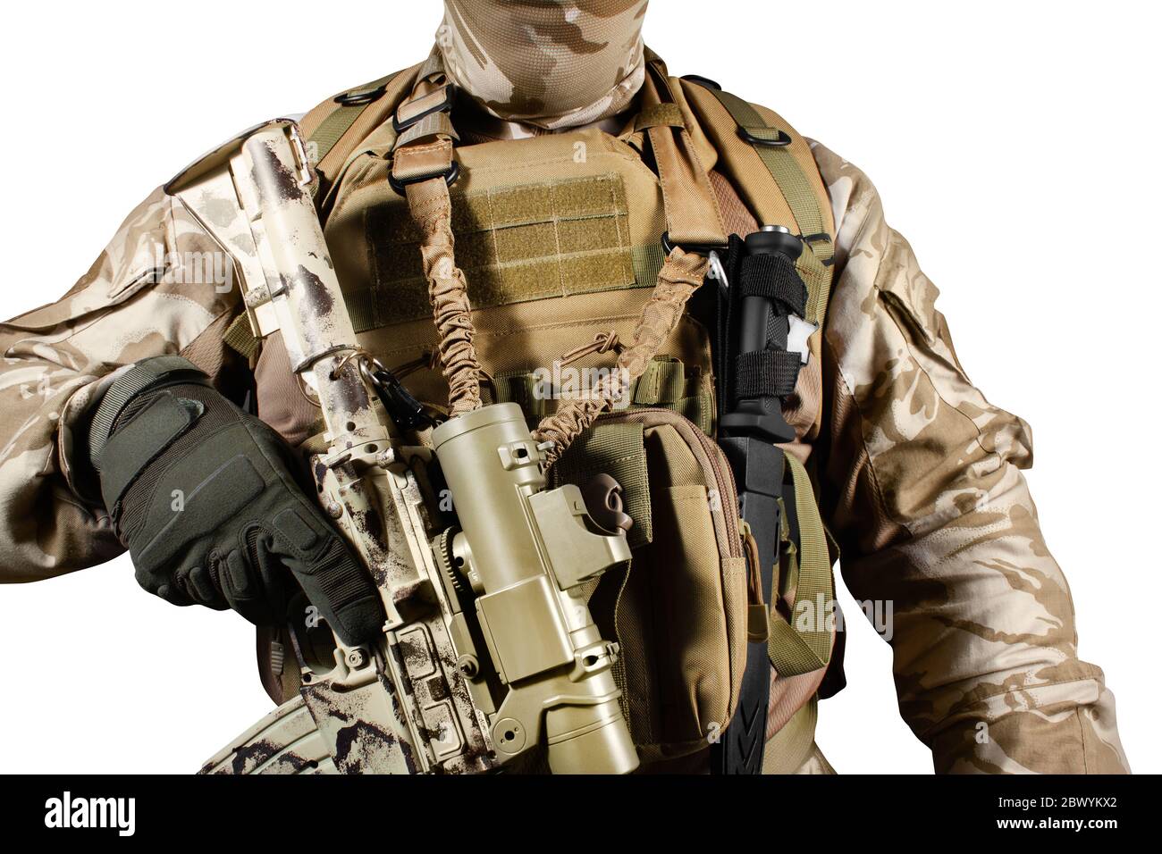 Isoliertes Foto eines voll ausgestatteten Soldaten in Uniform, Rüstung, Helm und Maske stehend mit Gewehr Nahaufnahme. Stockfoto